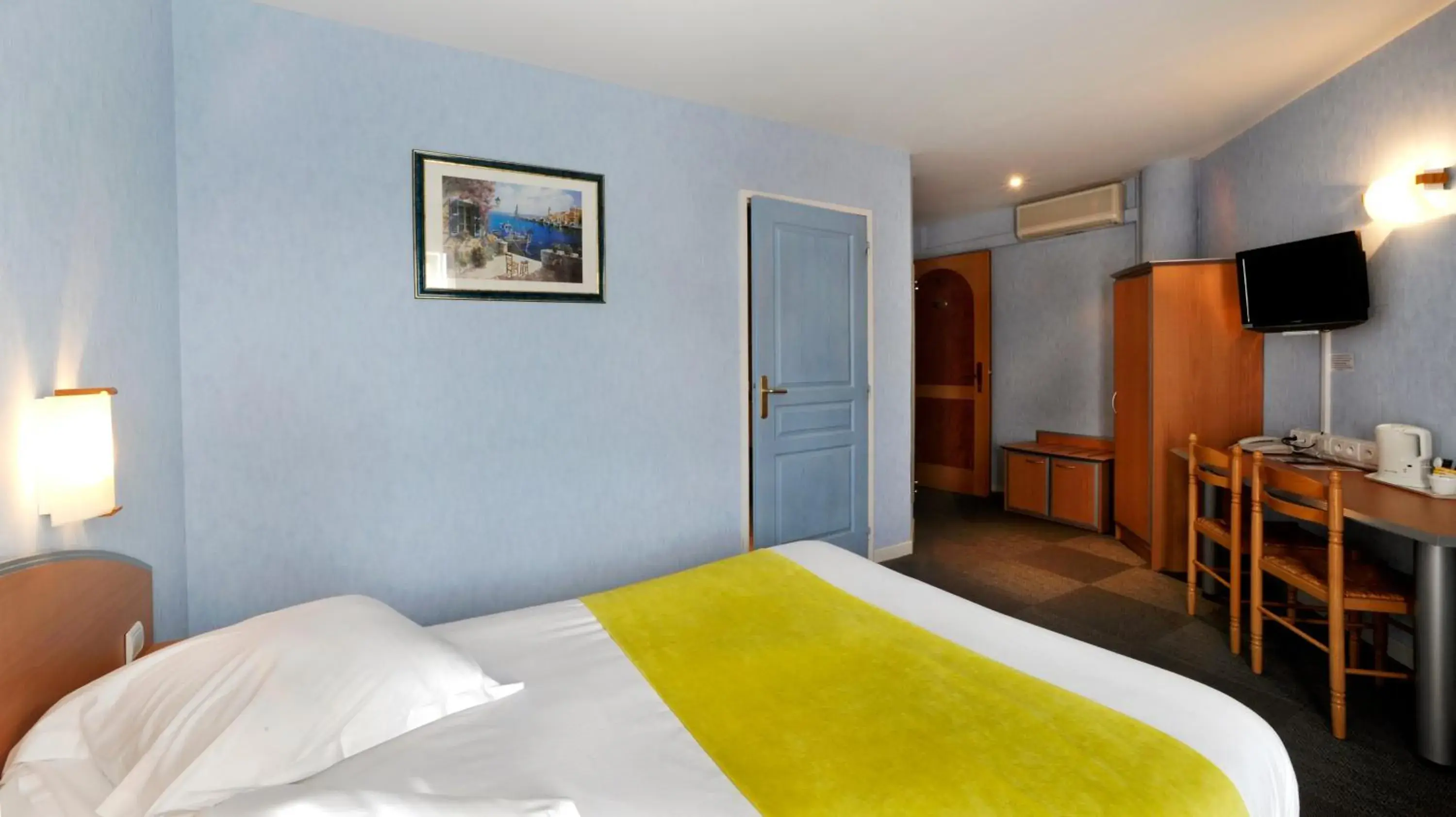 Bed in Comfort Hotel Saintes Bed in Comfort Hotel Saintes