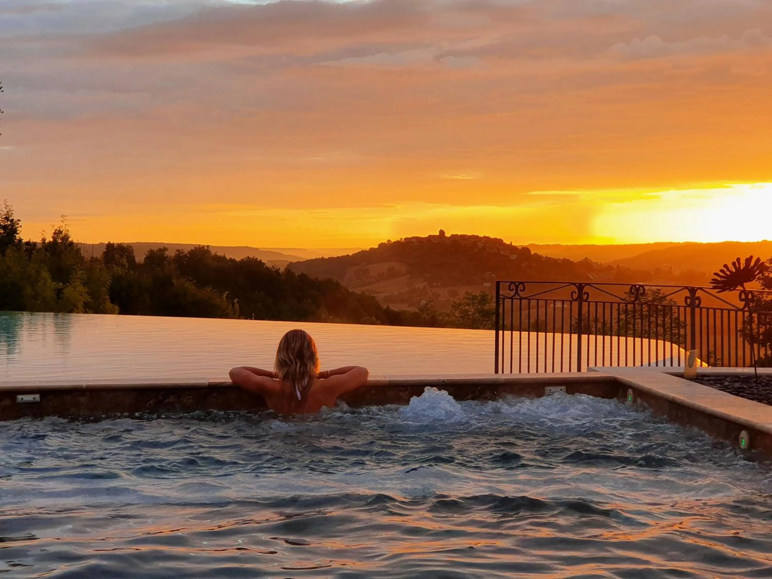 Swimming pool in Le Belvédère Hotel et Bien être