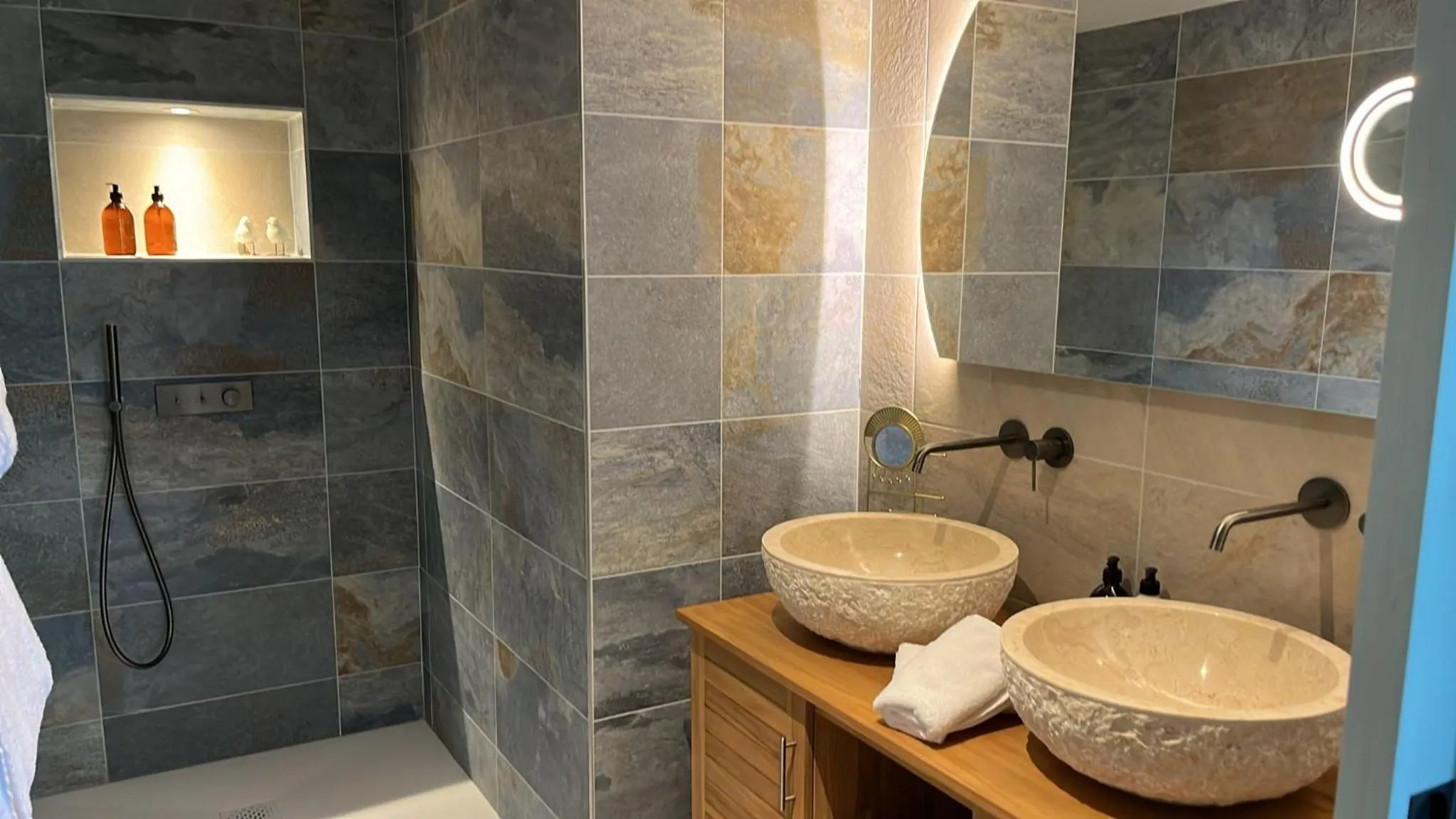 Shower in Le Belvédère Hotel et Bien être