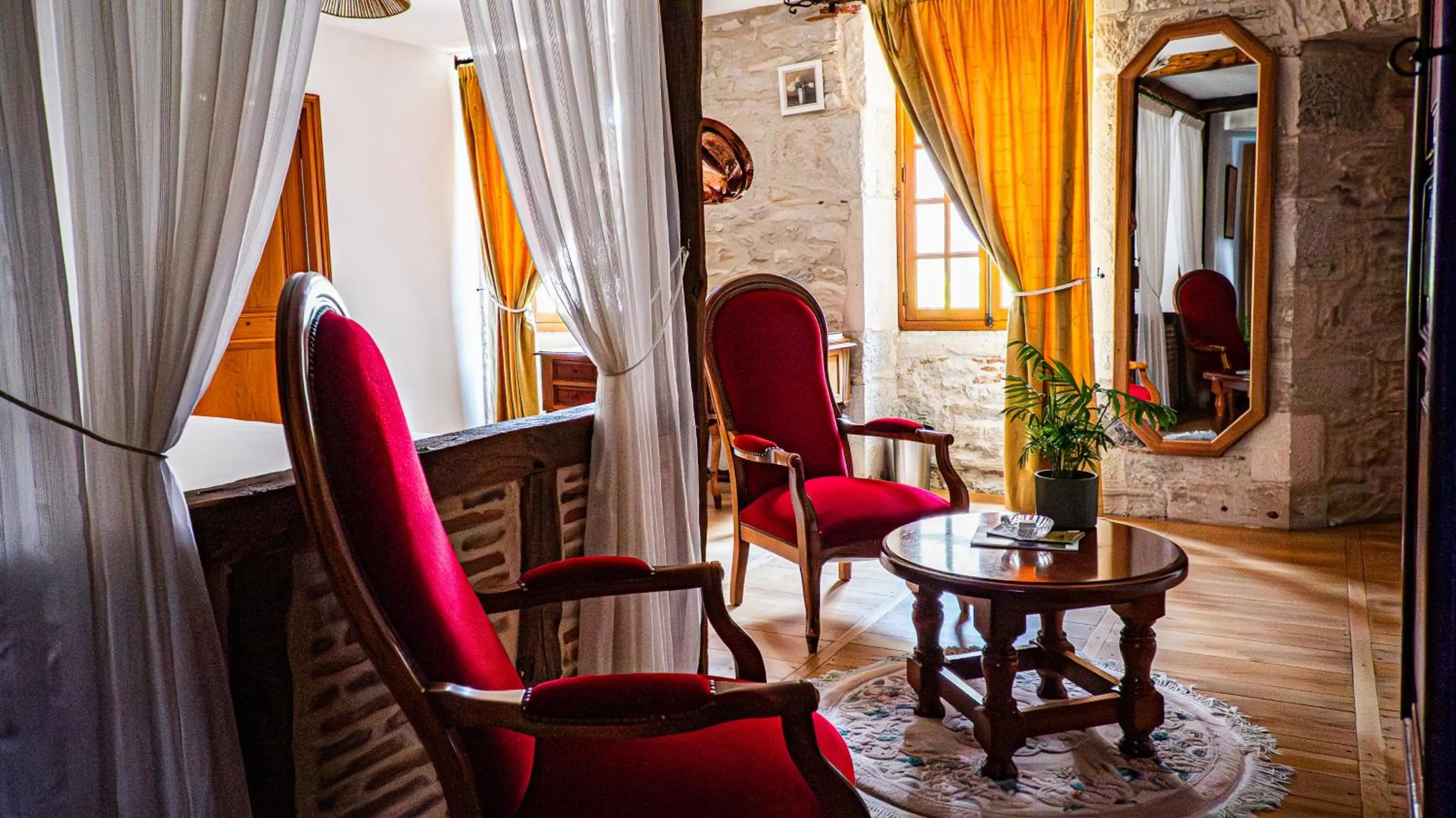 Photo of the whole room in Château Hôtel La Terrasse - Teritoria