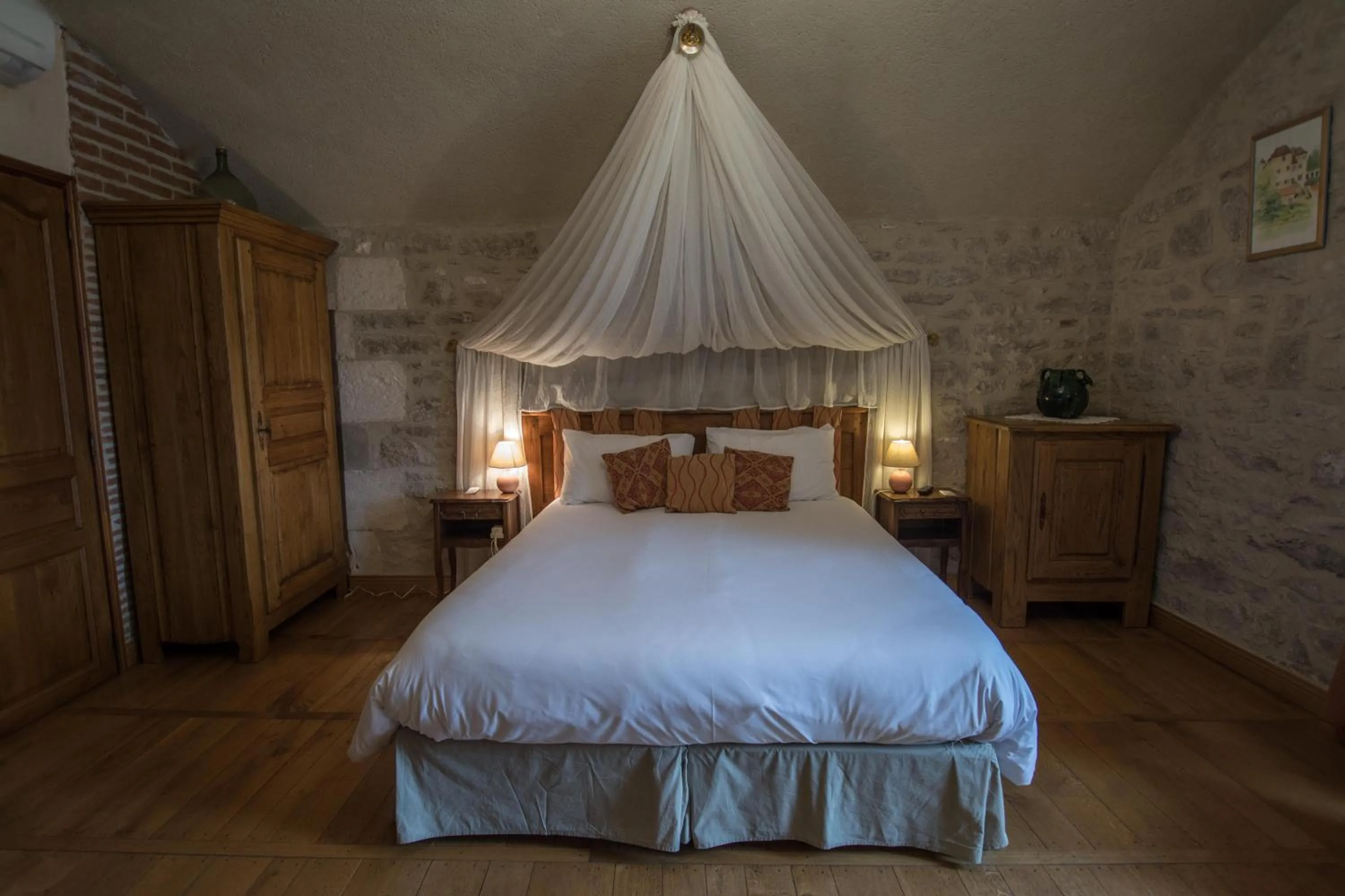 Photo of the whole room, Bed in Château Hôtel La Terrasse - Teritoria