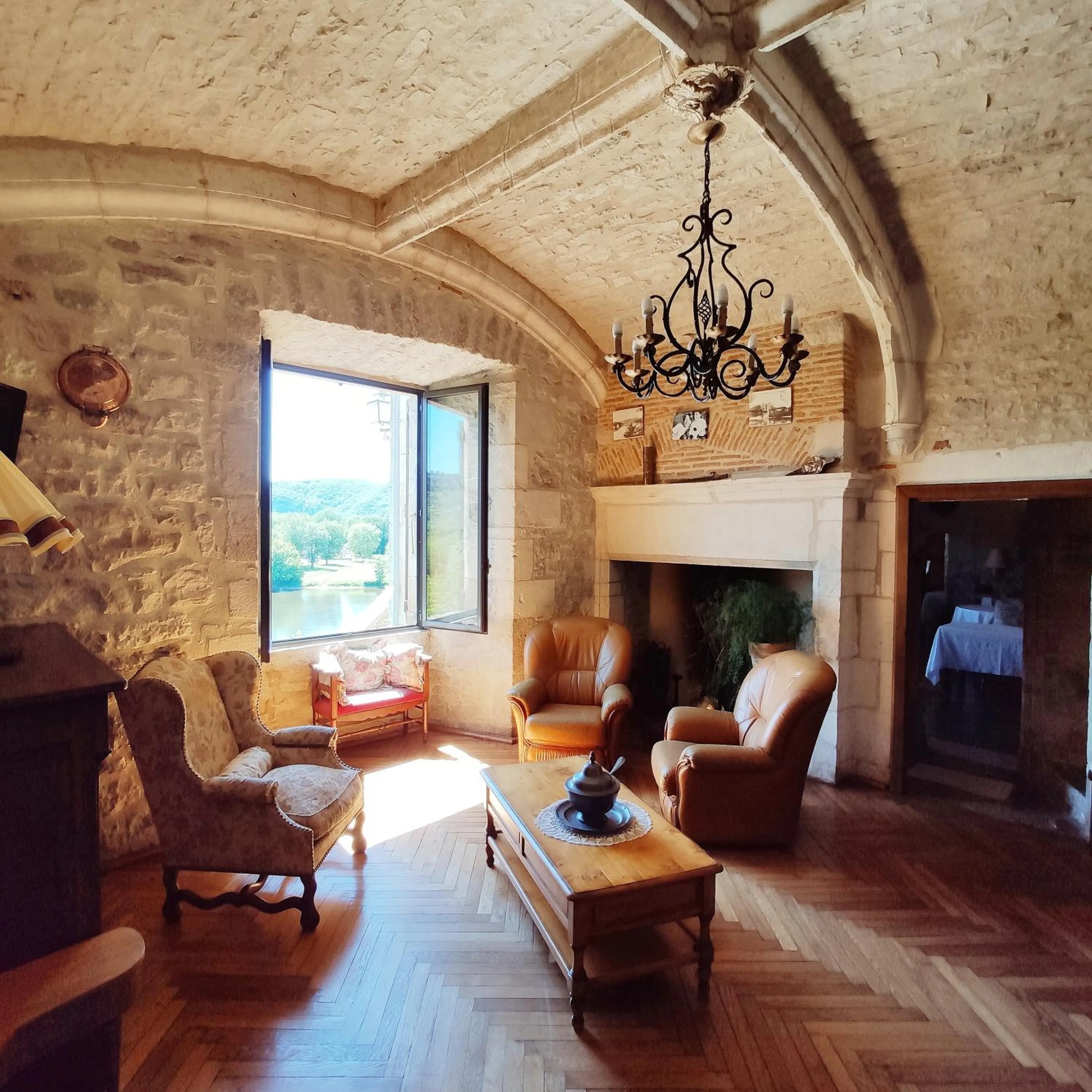 Communal lounge/ TV room in Château Hôtel La Terrasse - Teritoria
