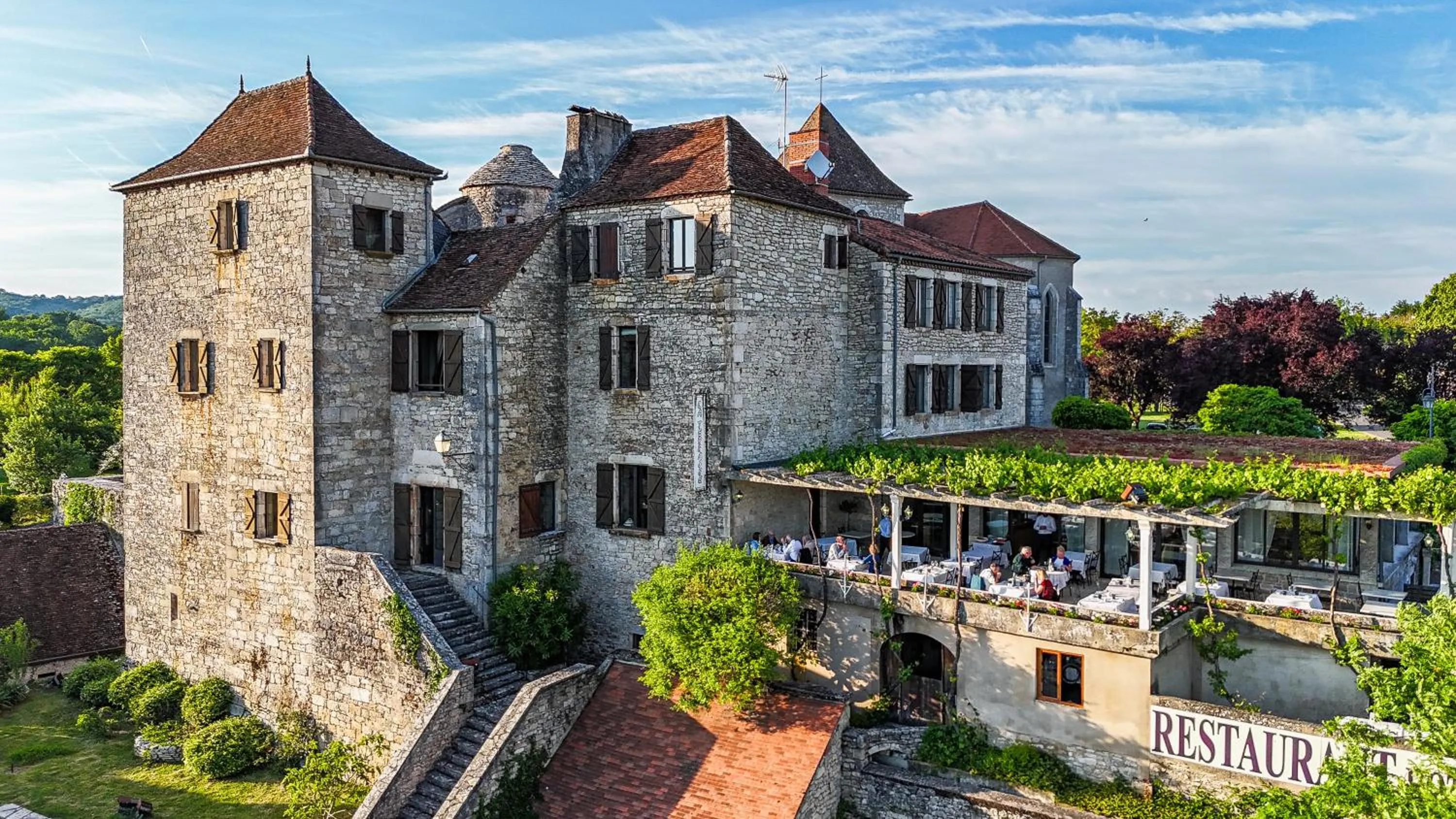 Property building in Château Hôtel La Terrasse - Teritoria