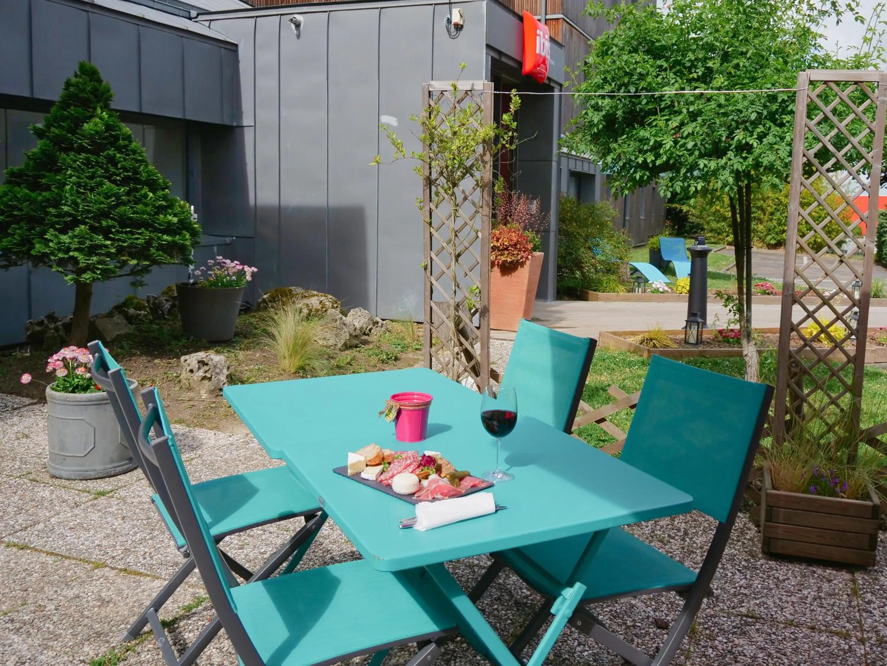 Restaurant/places to eat in ibis Nemours