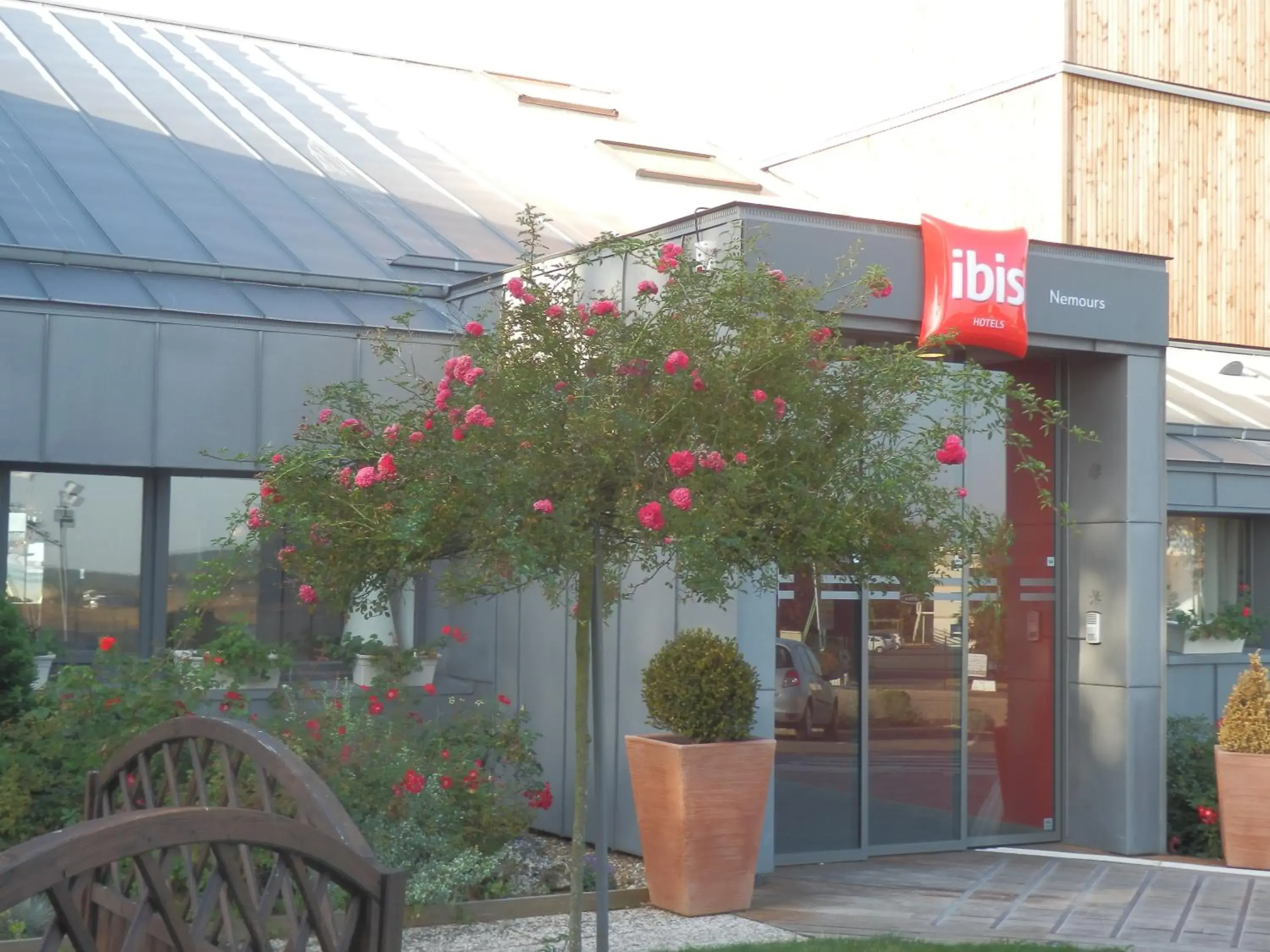 Facade/entrance in ibis Nemours Facade/entrance in ibis Nemours