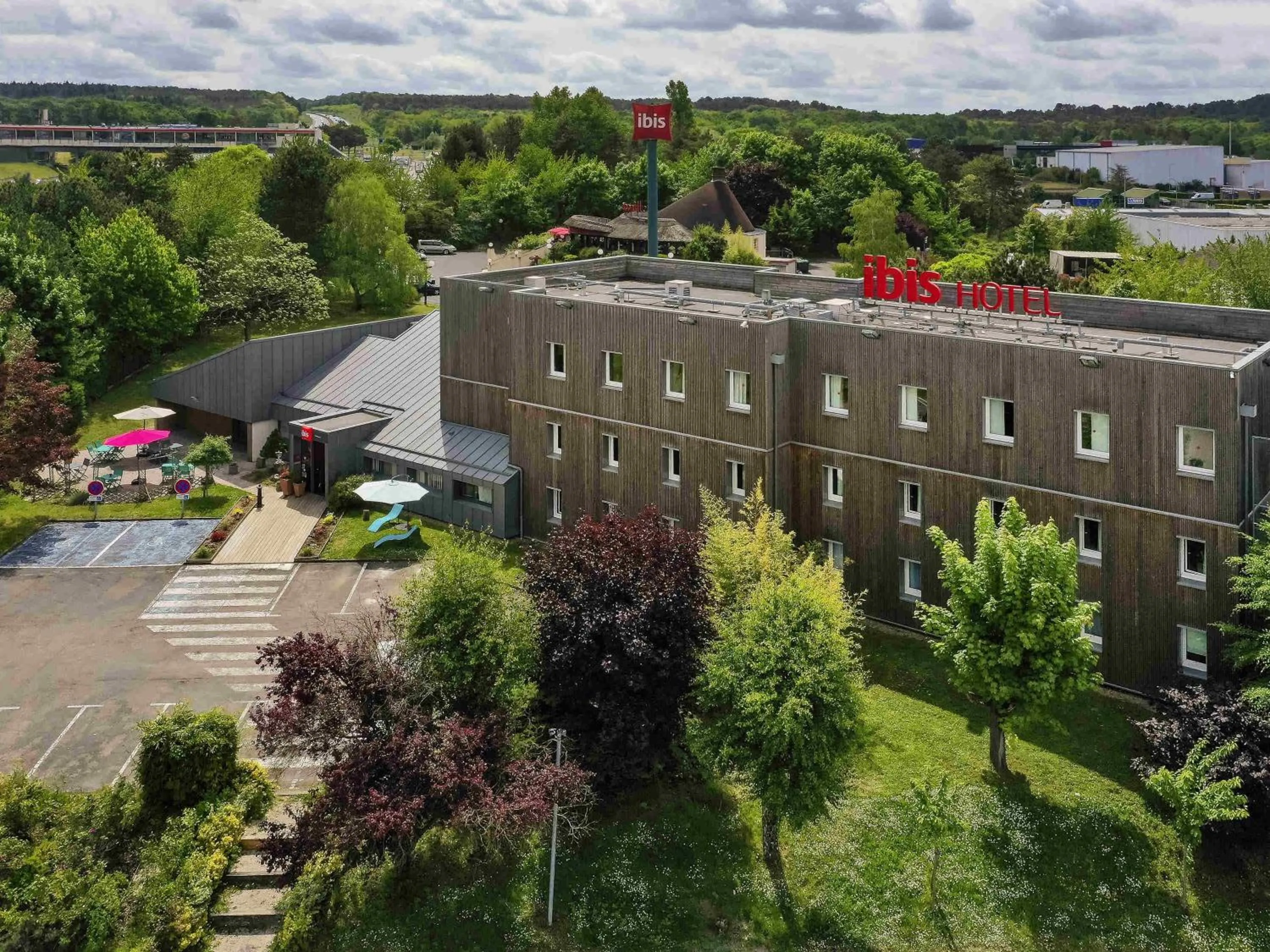 Property building in ibis Nemours