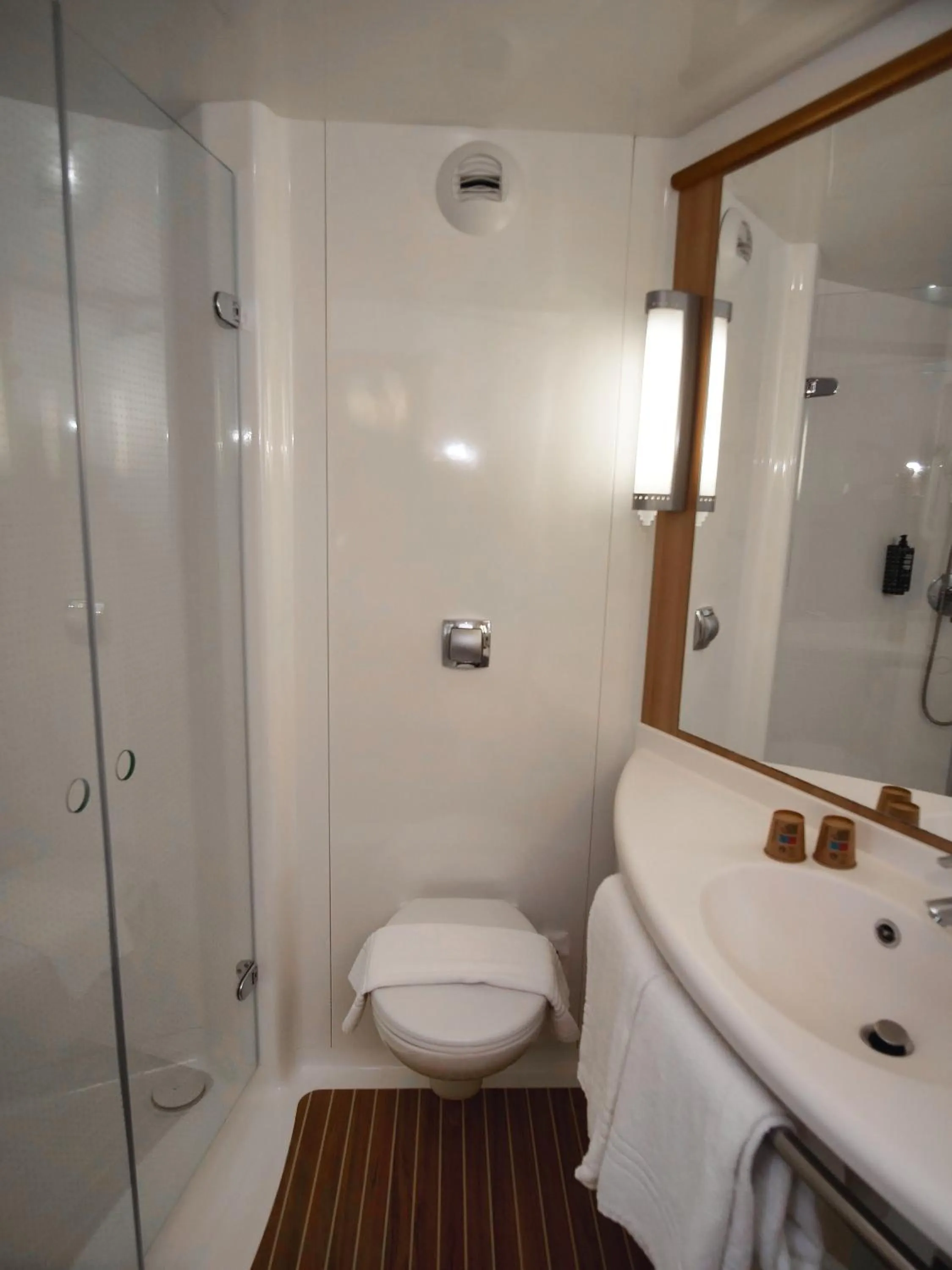 Bathroom in ibis Nemours