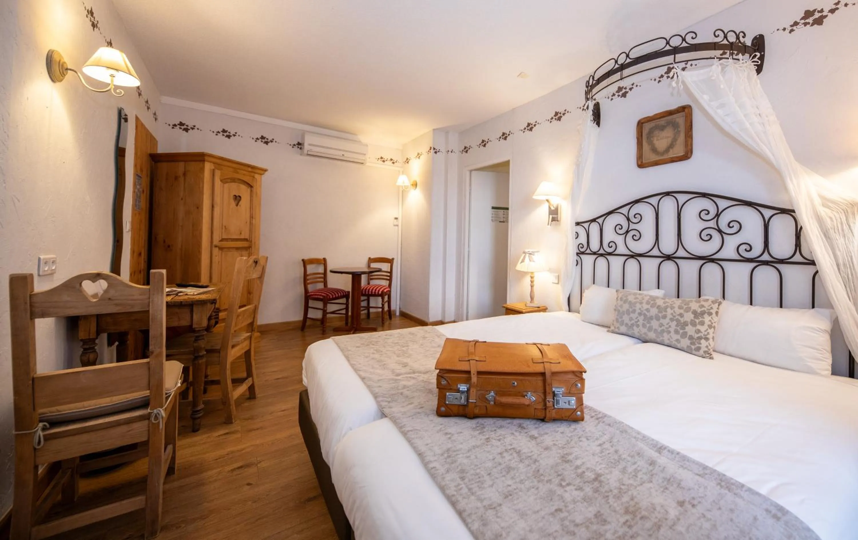 Photo of the whole room, Bed in The Originals Boutique, Hôtel La Ferme du Pape, Eguisheim