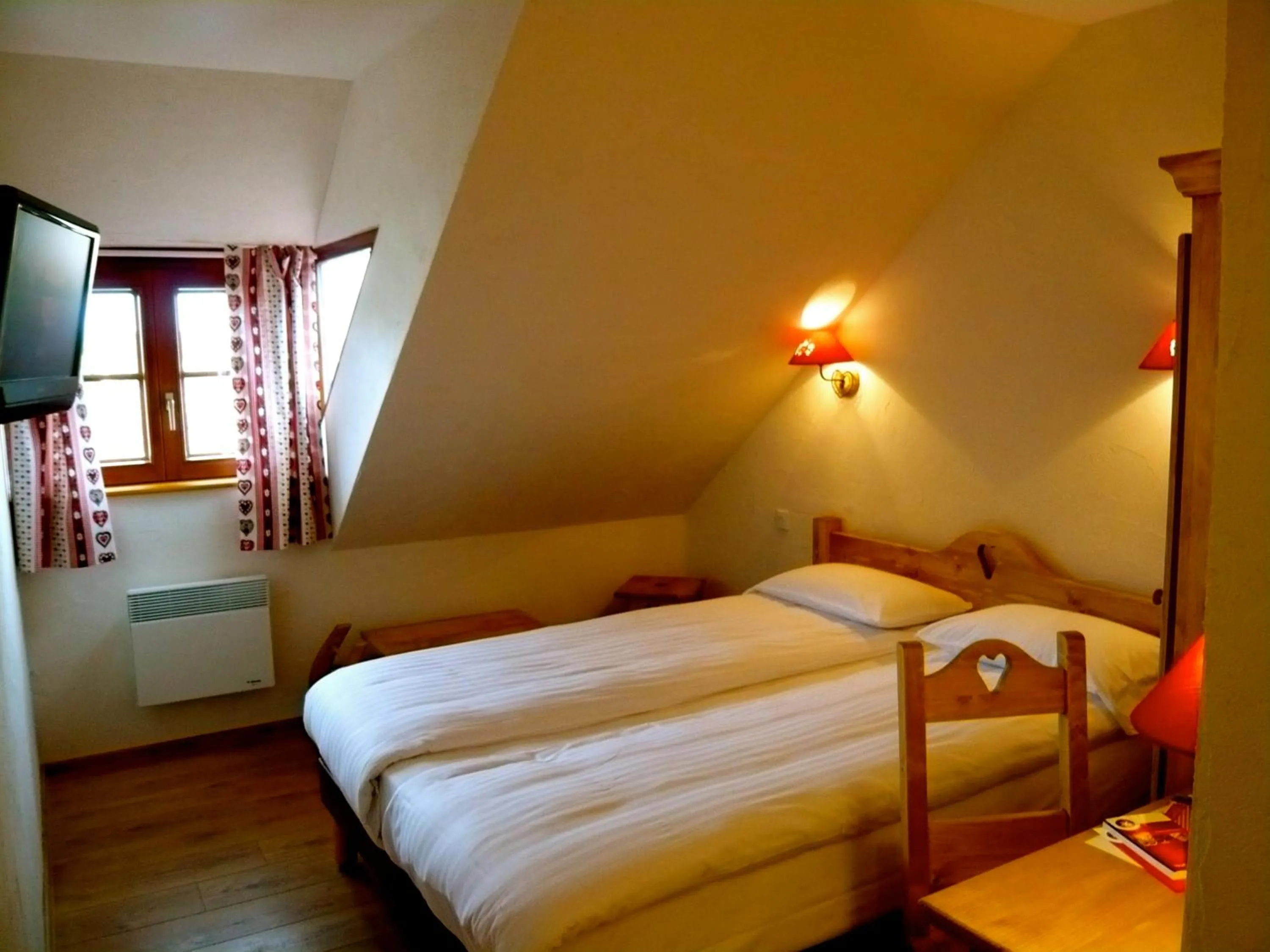 Bed in The Originals Boutique, Hôtel La Ferme du Pape, Eguisheim