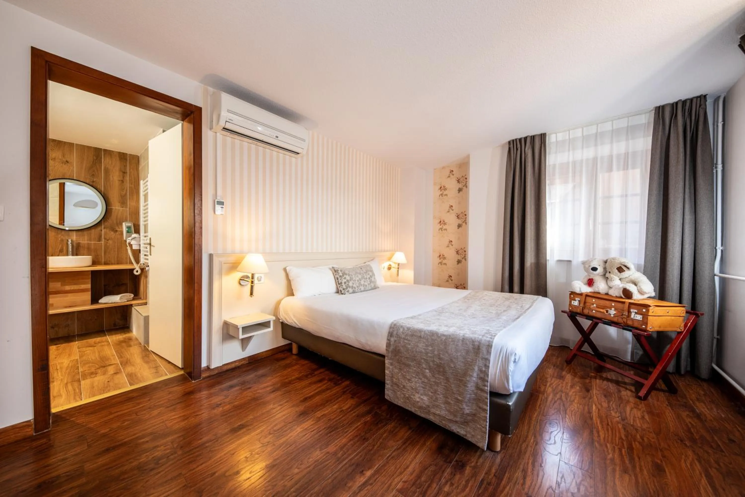 Photo of the whole room, Bed in The Originals Boutique, Hôtel La Ferme du Pape, Eguisheim