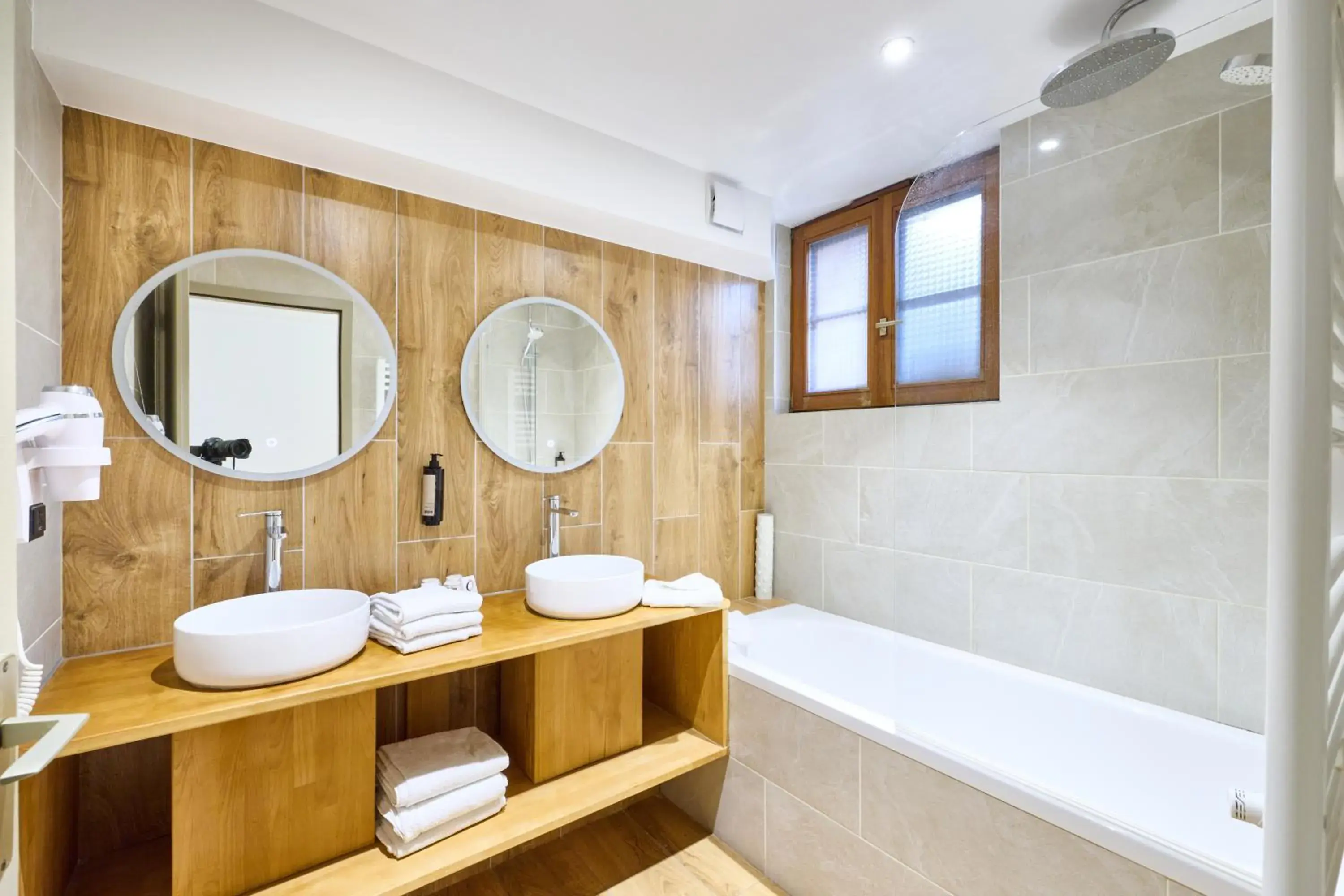 Bathroom in The Originals Boutique, Hôtel La Ferme du Pape, Eguisheim Bathroom in The Originals Boutique, Hôtel La Ferme du Pape, Eguisheim