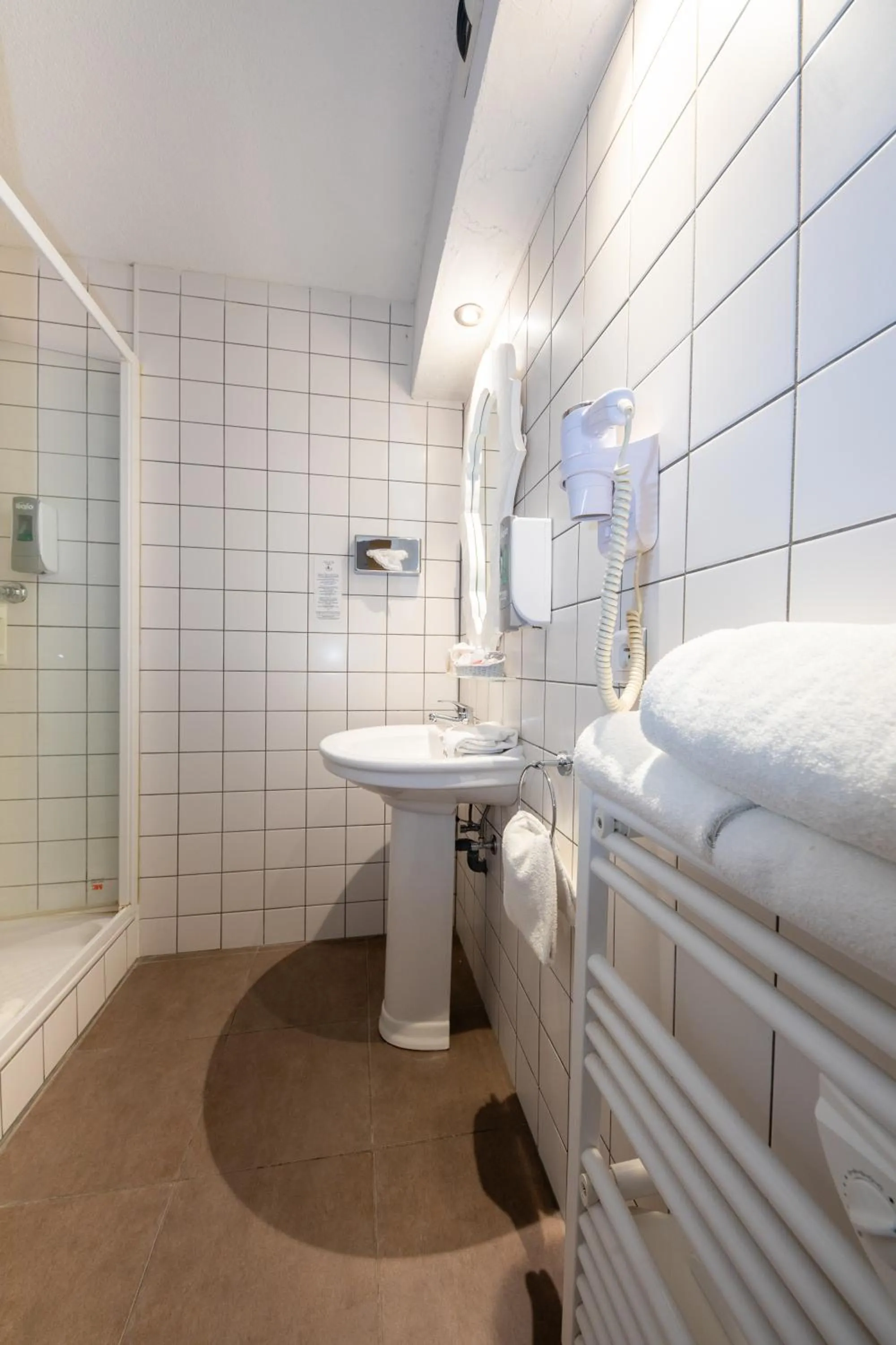 Shower in The Originals Boutique, Hôtel La Ferme du Pape, Eguisheim