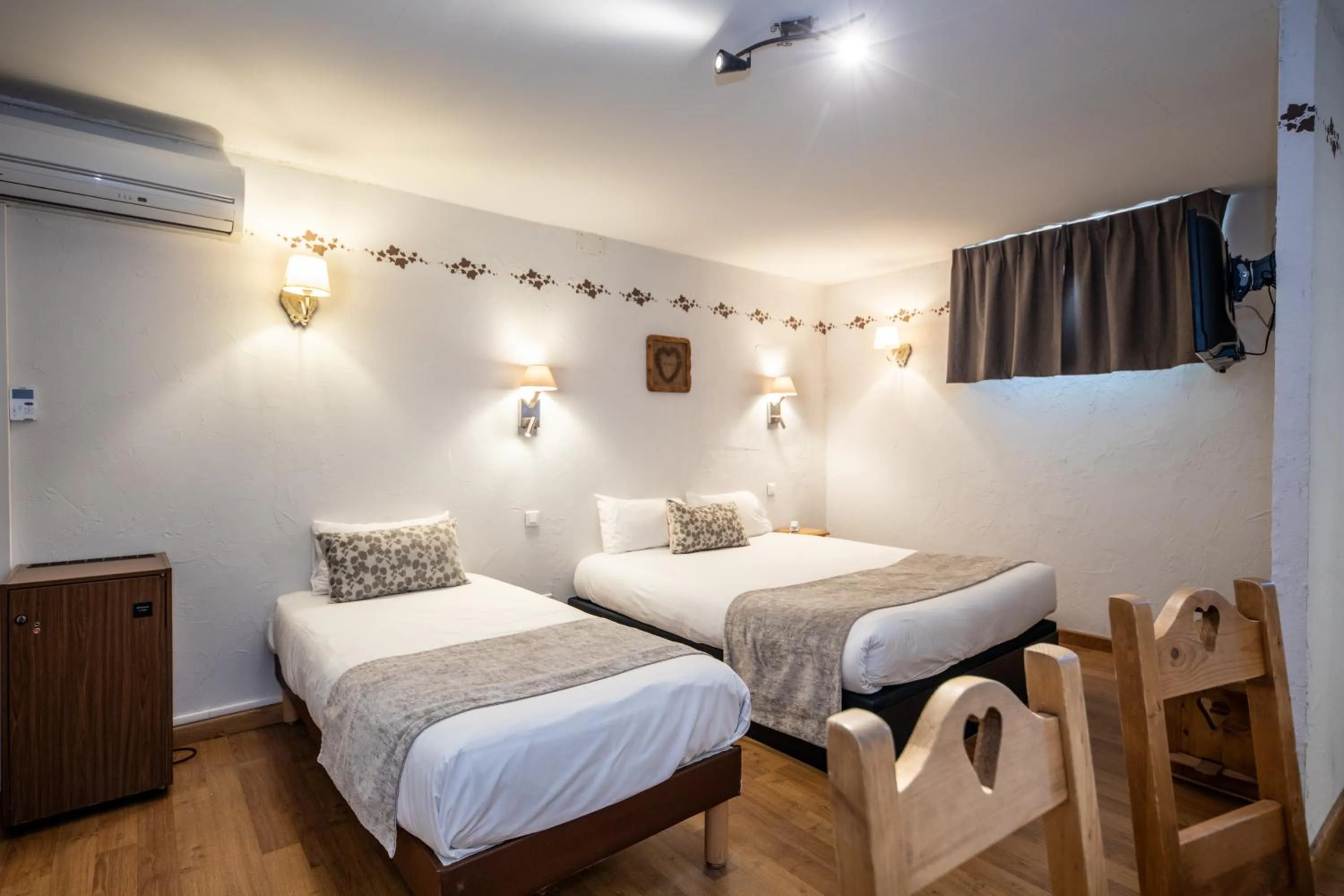 Bed in The Originals Boutique, Hôtel La Ferme du Pape, Eguisheim