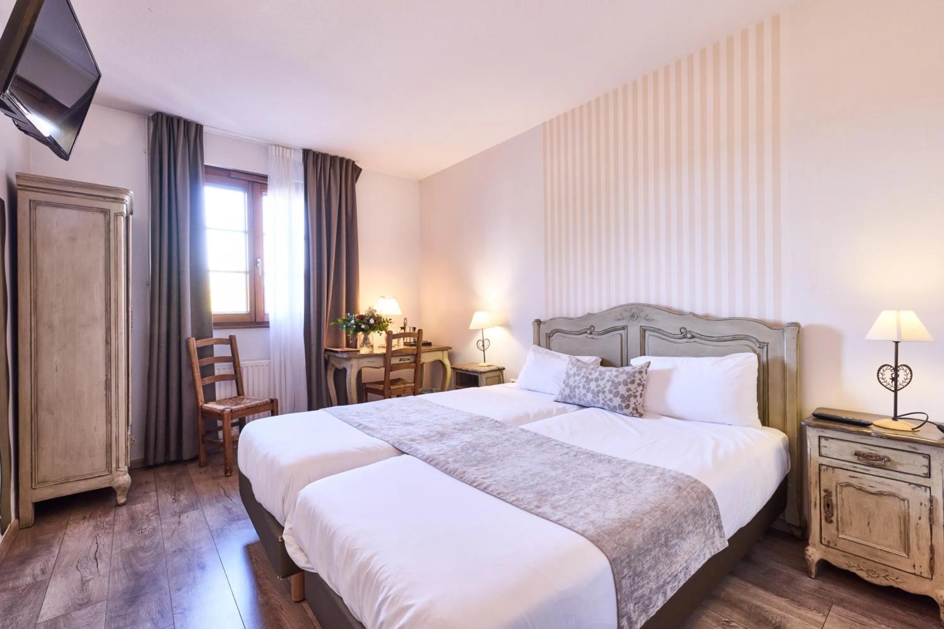 Photo of the whole room, Bed in The Originals Boutique, Hôtel La Ferme du Pape, Eguisheim