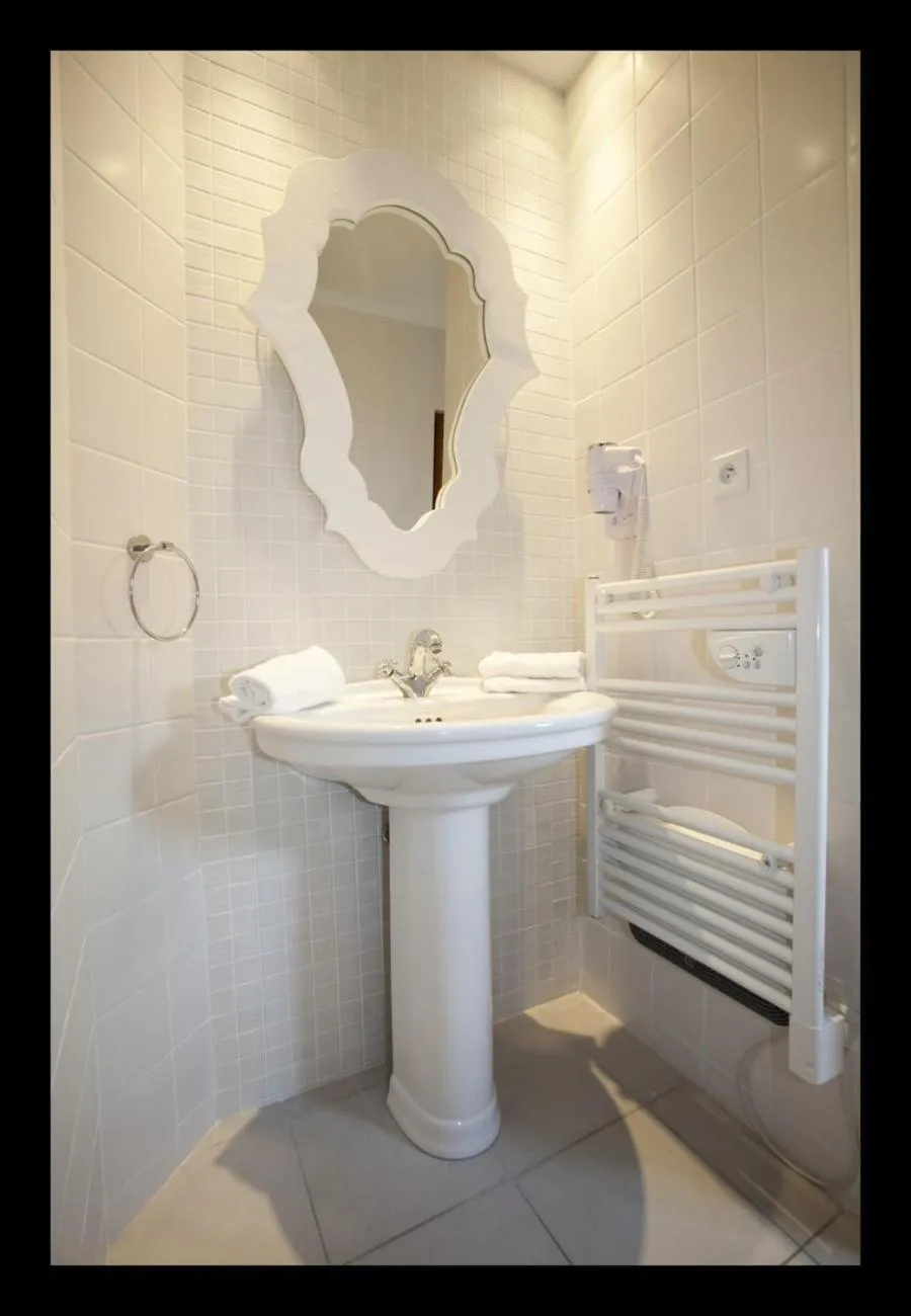 Bathroom in The Originals Boutique, Hôtel La Ferme du Pape, Eguisheim