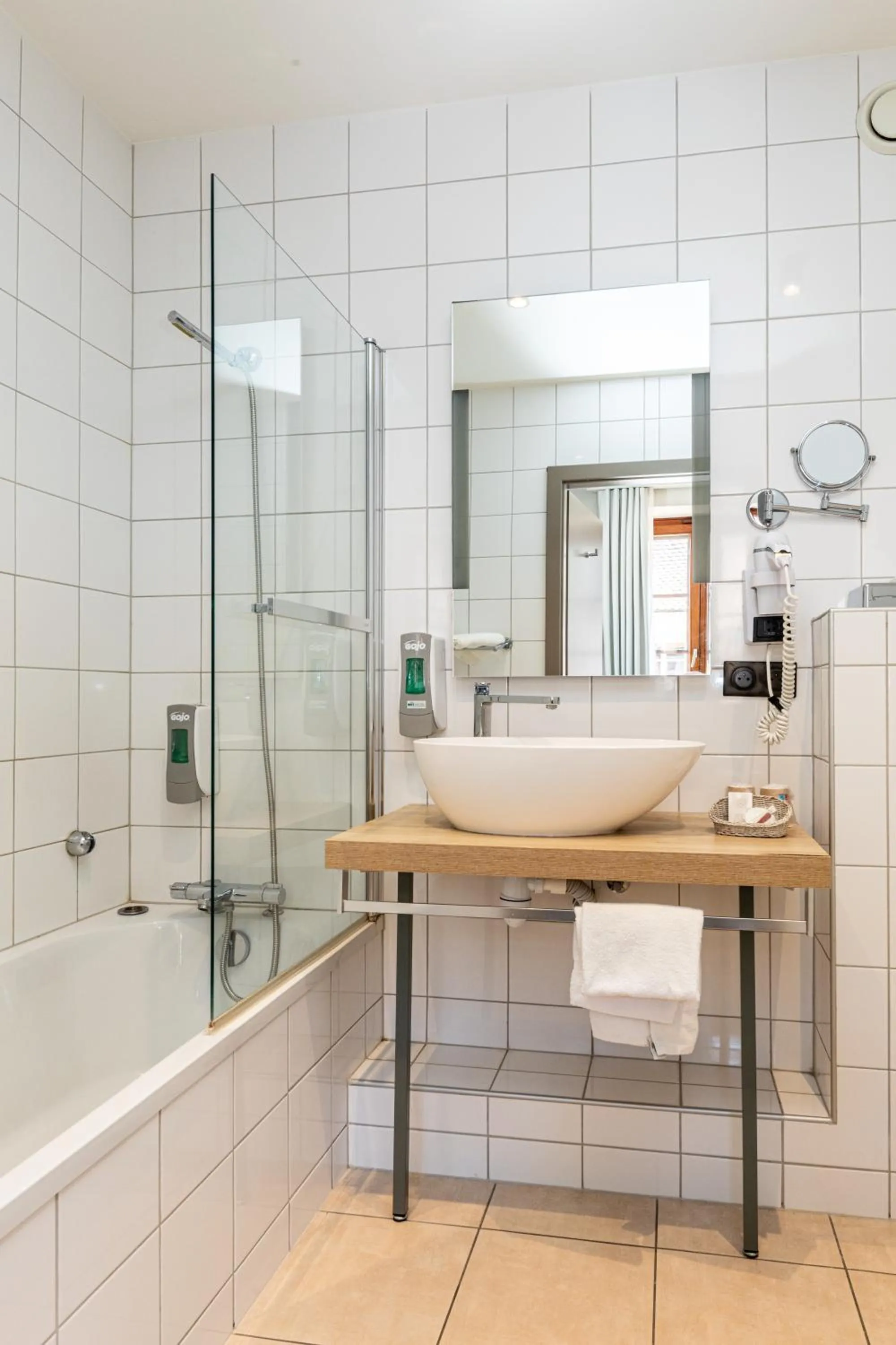 Bathroom in The Originals Boutique, Hôtel La Ferme du Pape, Eguisheim