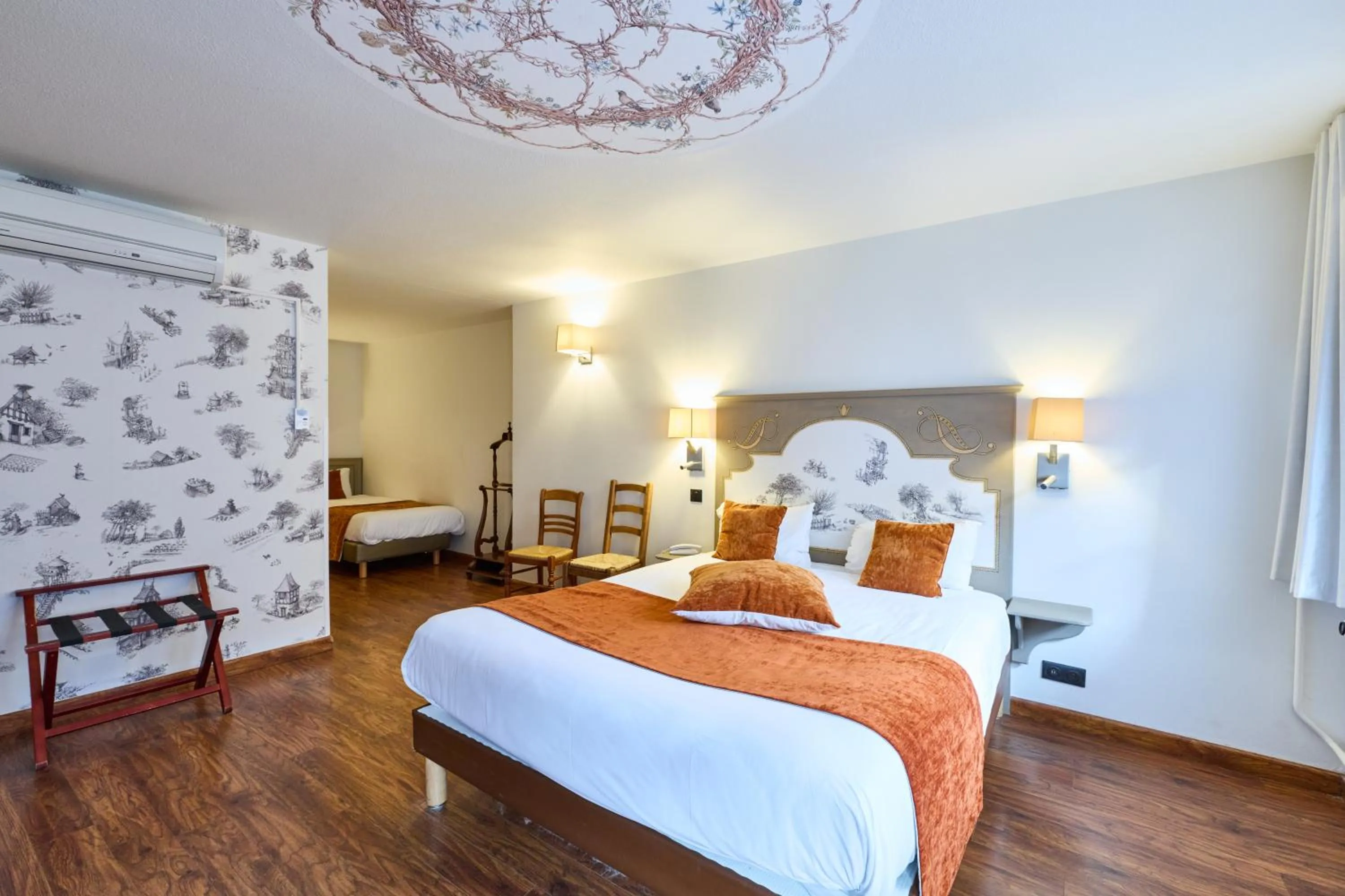 Photo of the whole room, Bed in The Originals Boutique, Hôtel La Ferme du Pape, Eguisheim