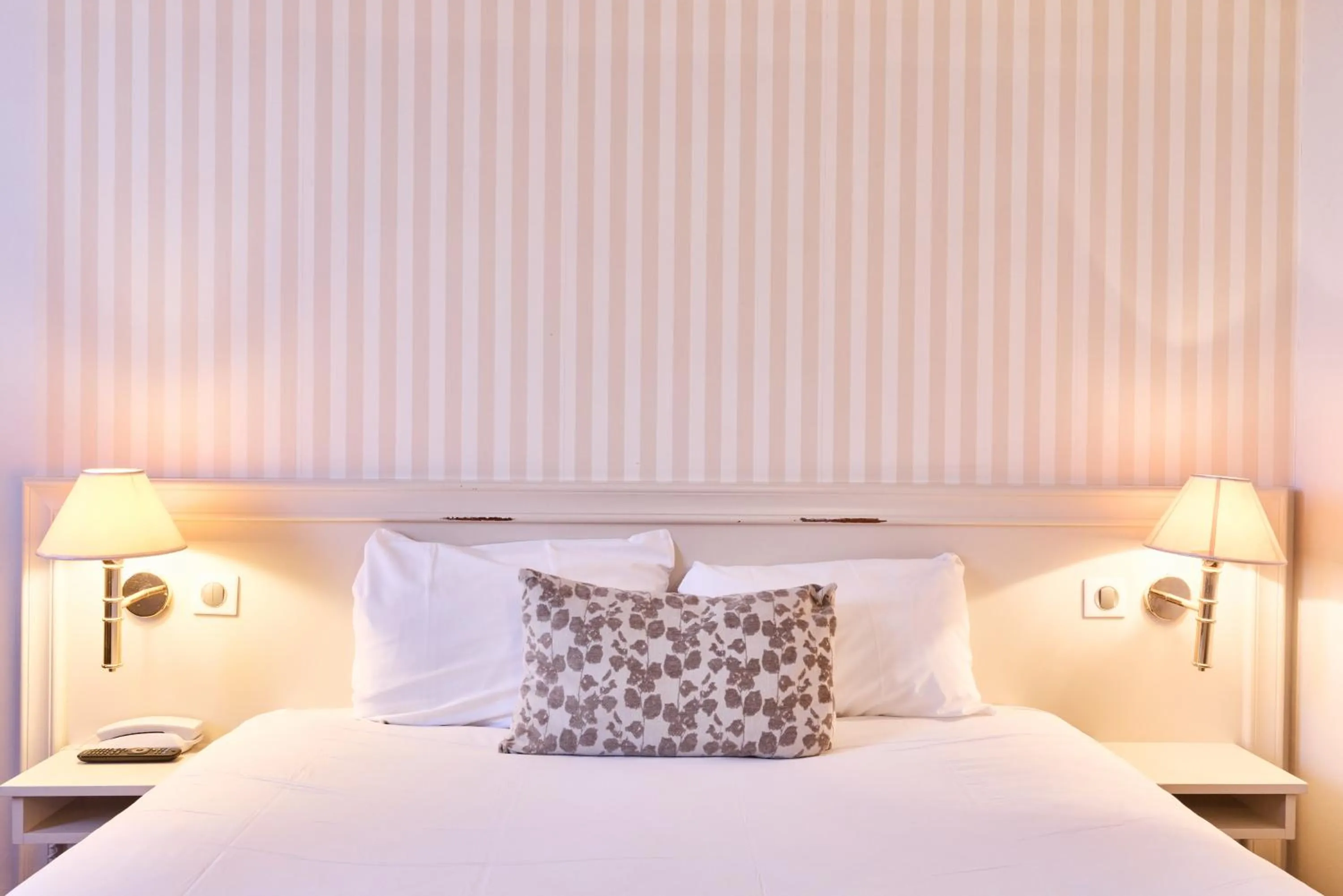 Bed in The Originals Boutique, Hôtel La Ferme du Pape, Eguisheim