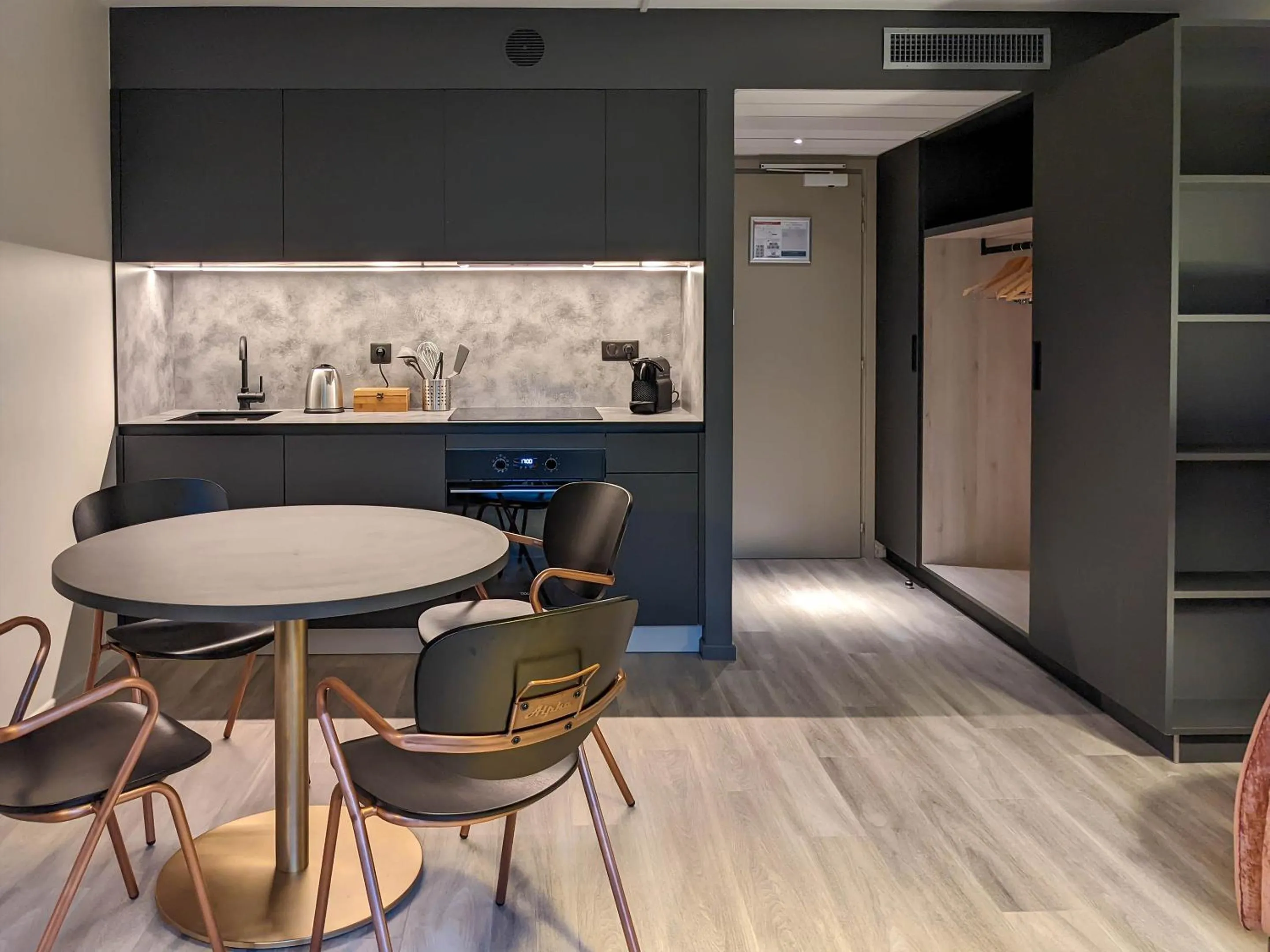 Kitchen or kitchenette in Hotel Restaurant & Spa Verte Vallée