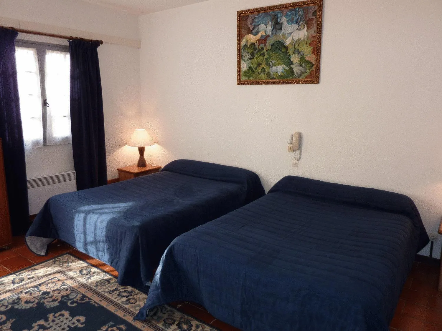 Photo of the whole room in Longo Mai