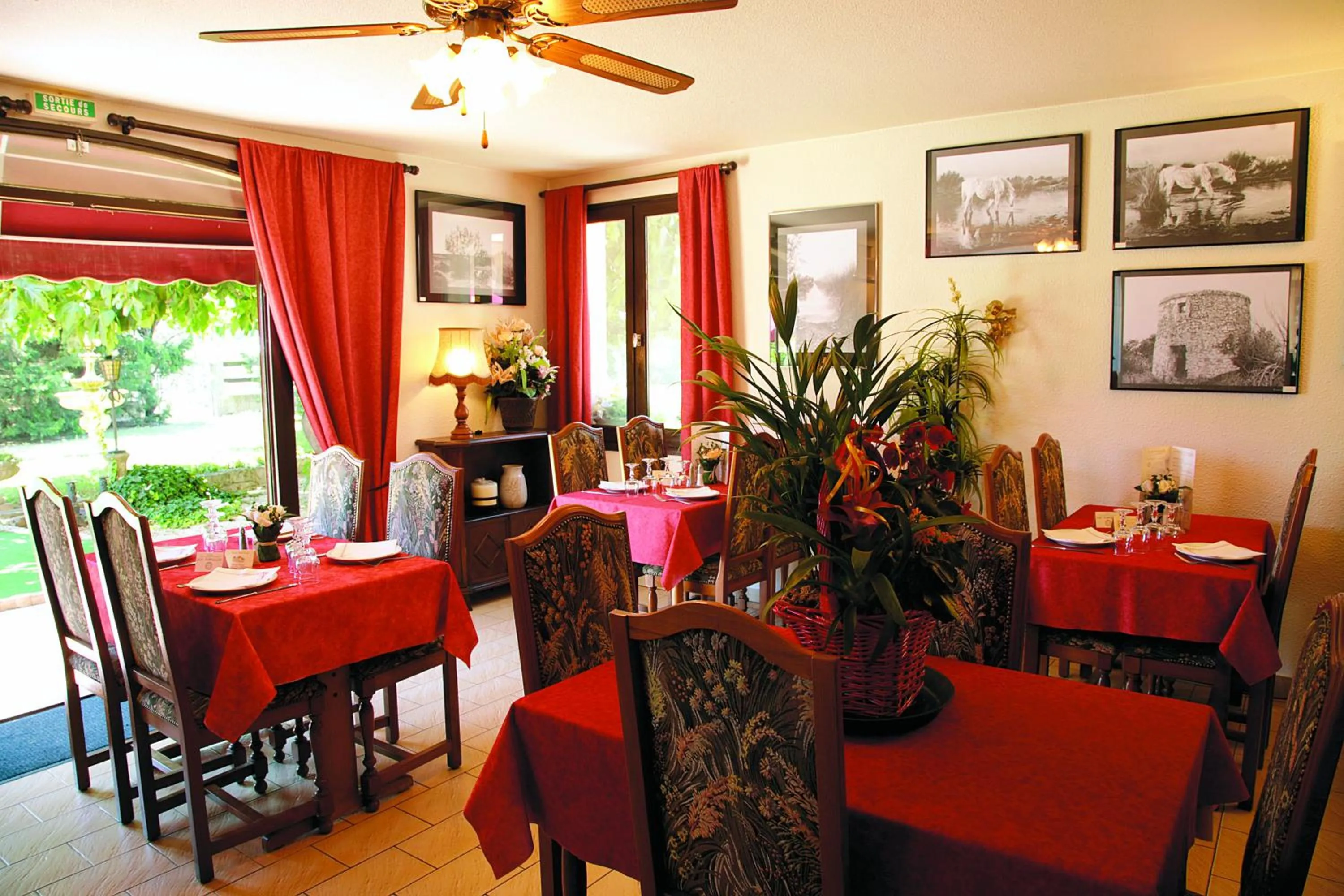 Restaurant/places to eat in Longo Mai