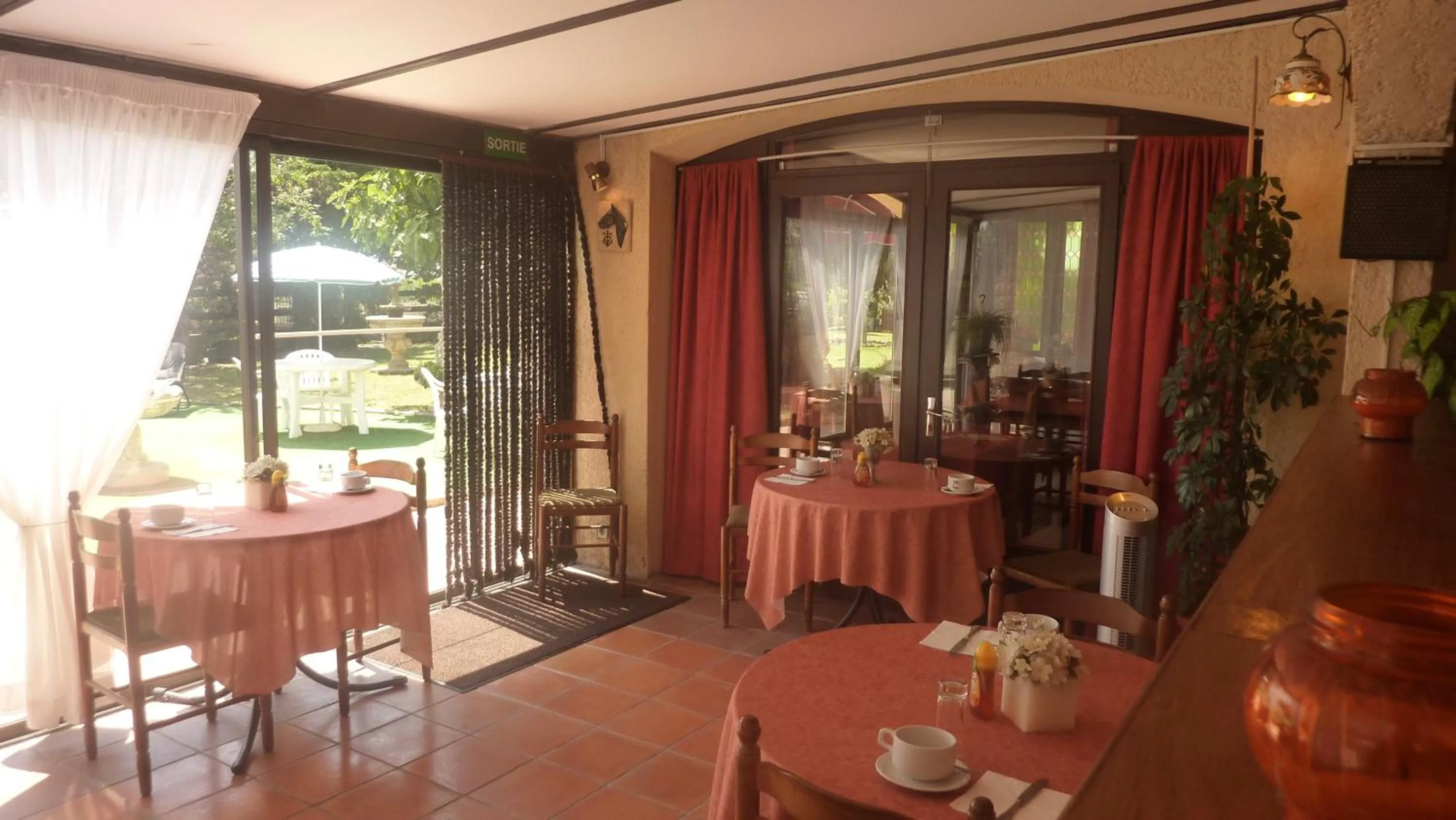 Restaurant/places to eat in Longo Mai