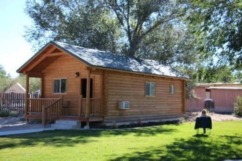 Property building in Pine Tree Inn