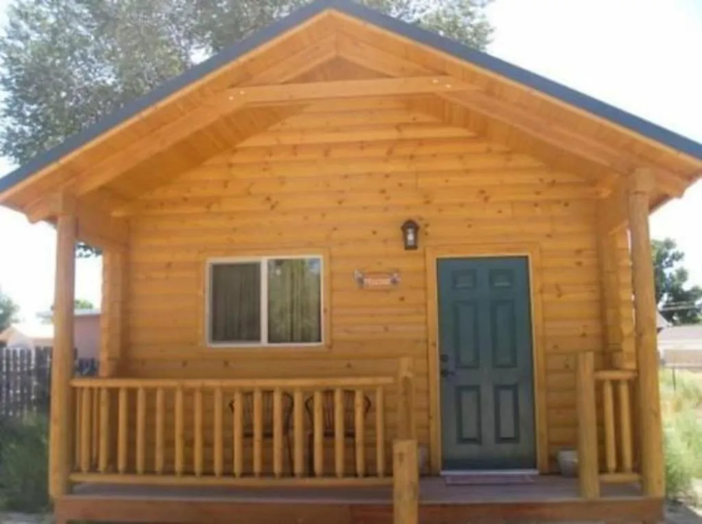 Property building in Pine Tree Inn