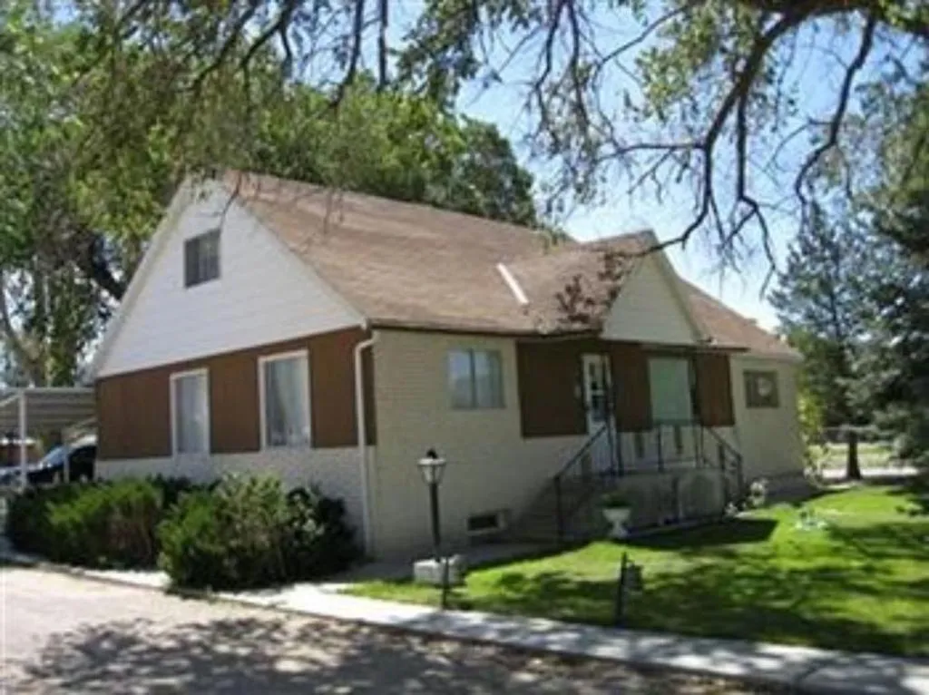 Property building in Pine Tree Inn