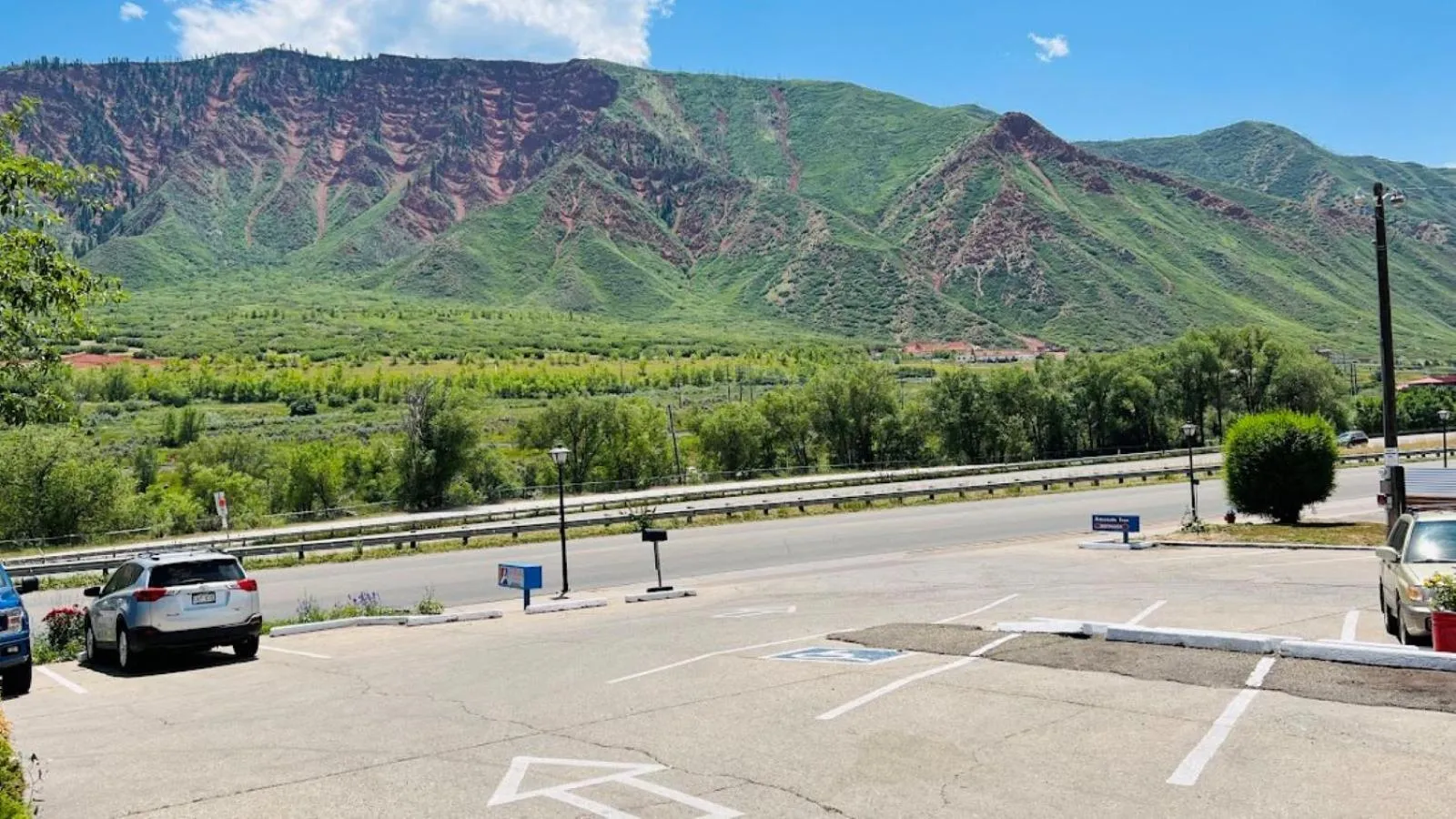 Natural landscape in Adventure Inn - Glenwood Springs
