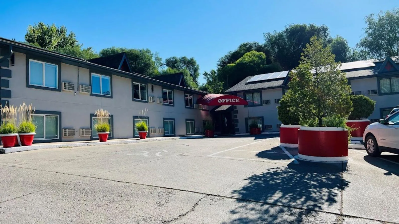 Property building in Adventure Inn - Glenwood Springs