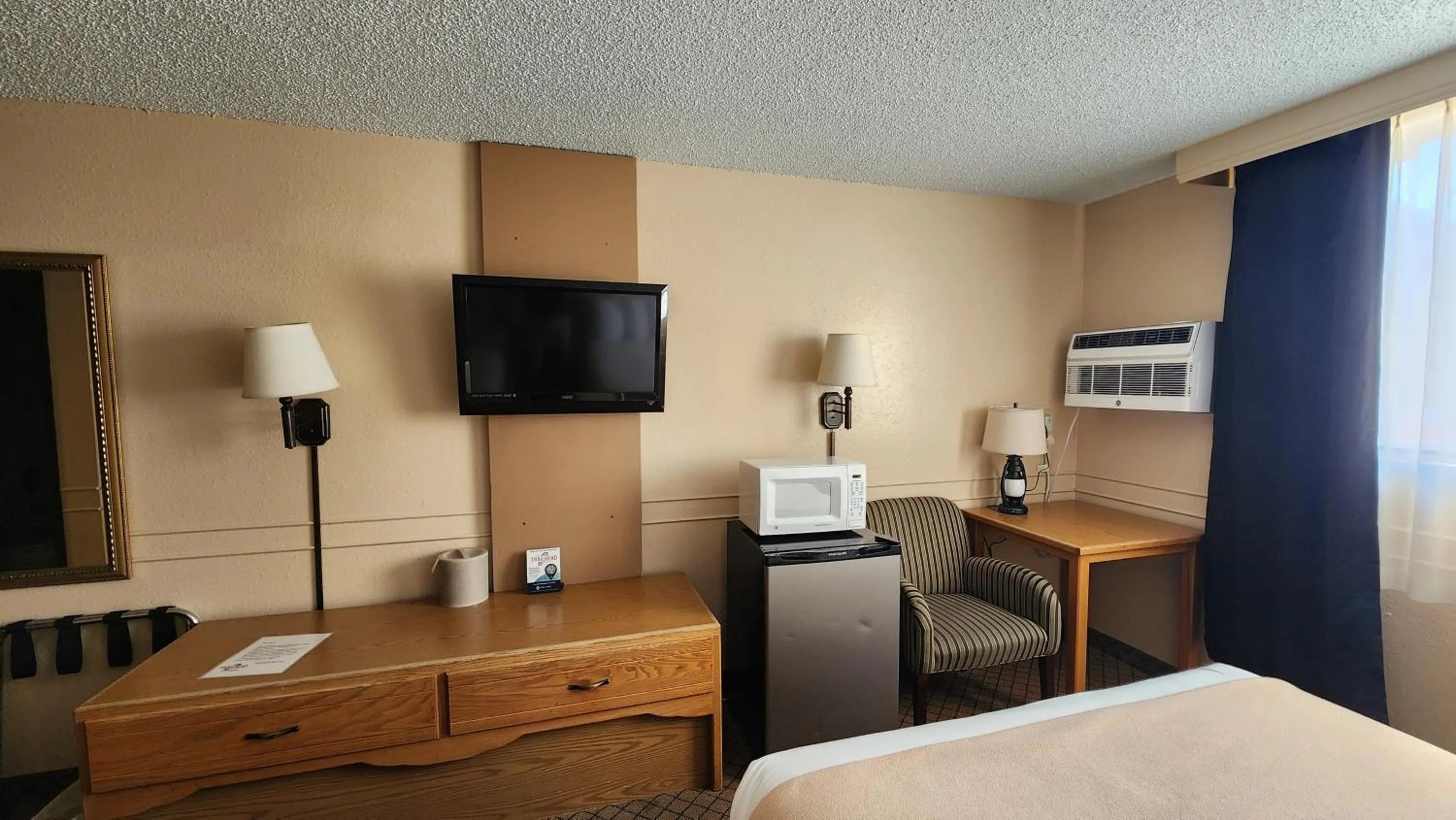 Bedroom, Bed in Adventure Inn - Glenwood Springs