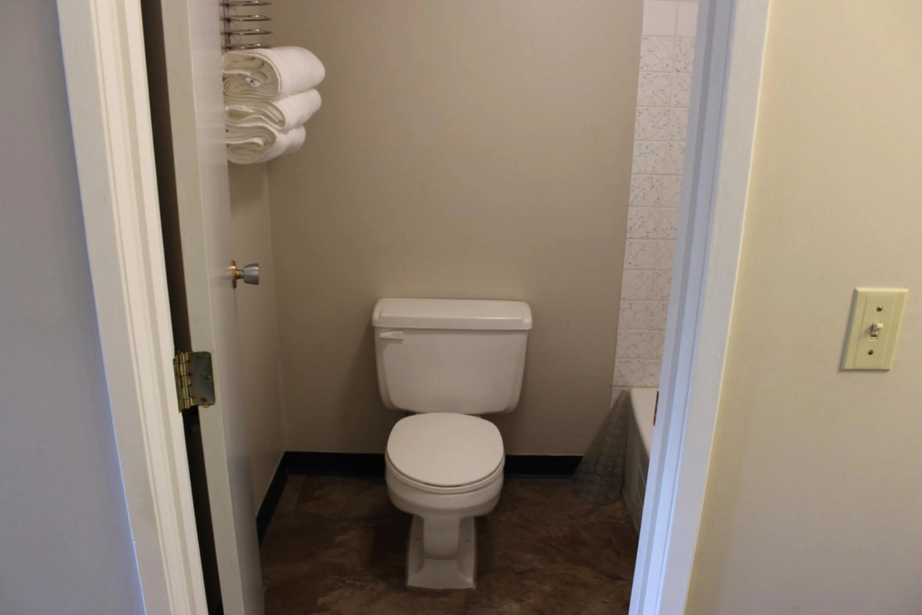 Toilet in Plains Motor Inn