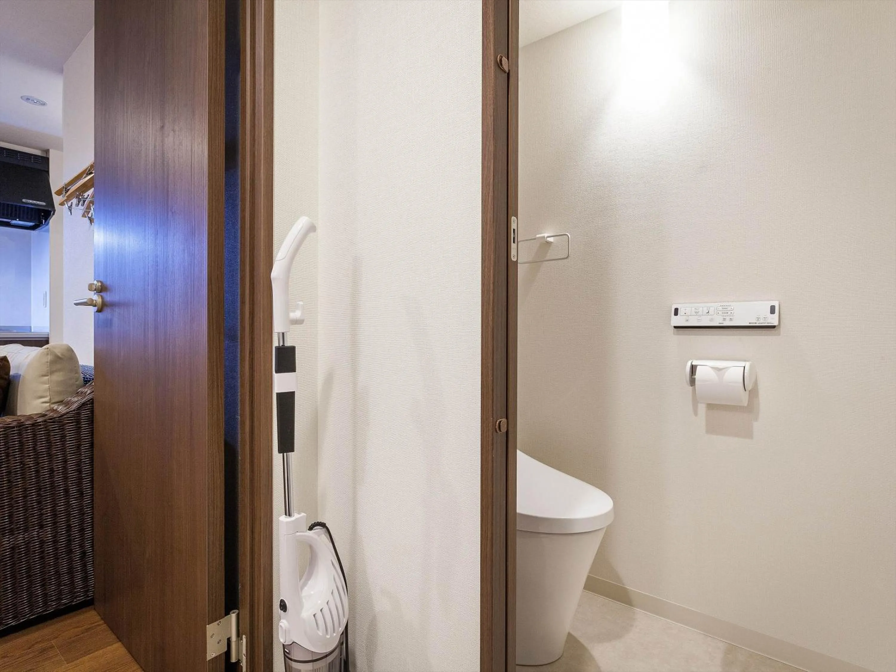 Living Inn Asahibashiekimae Premier