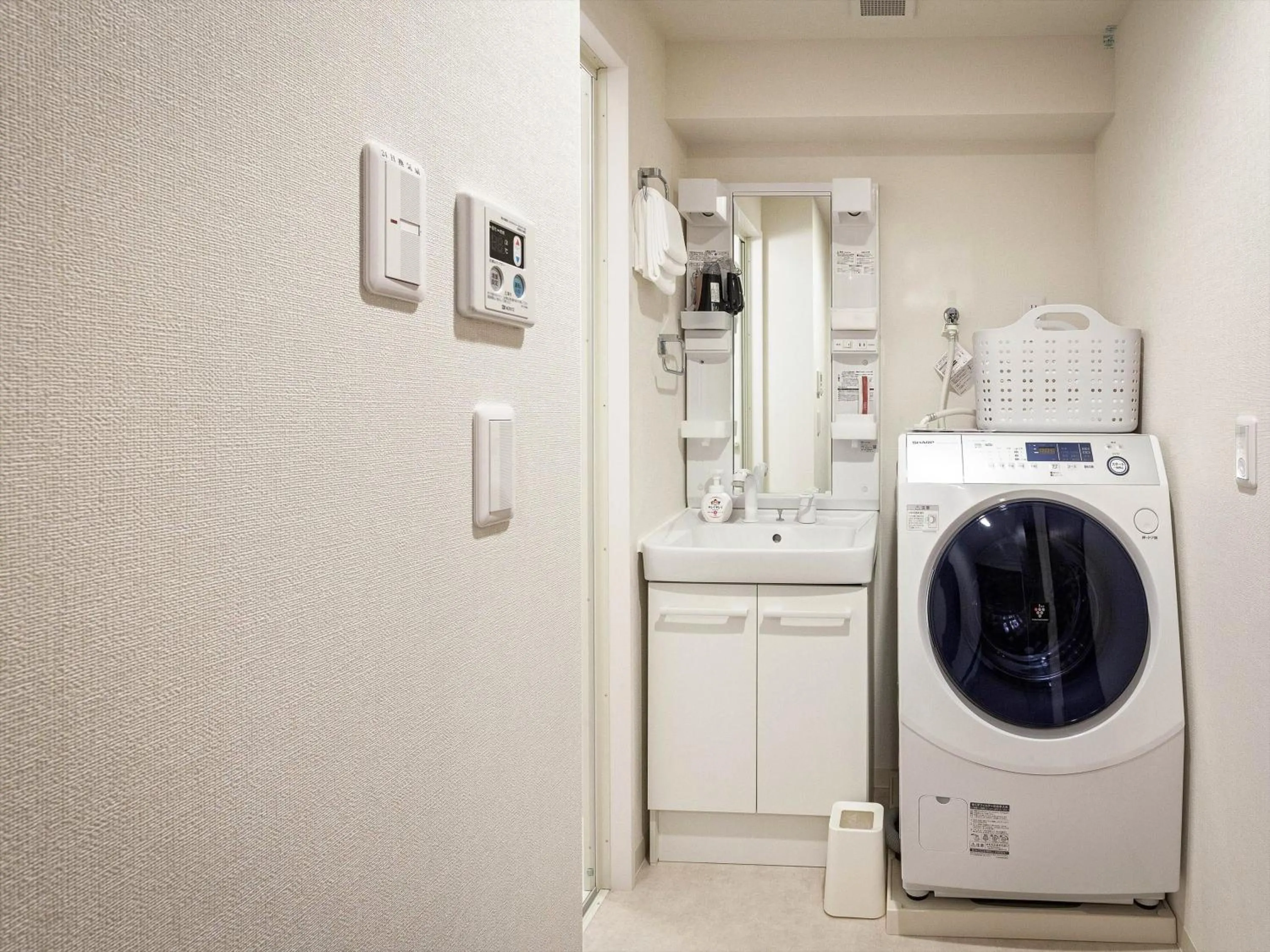 Living Inn Asahibashiekimae Premier