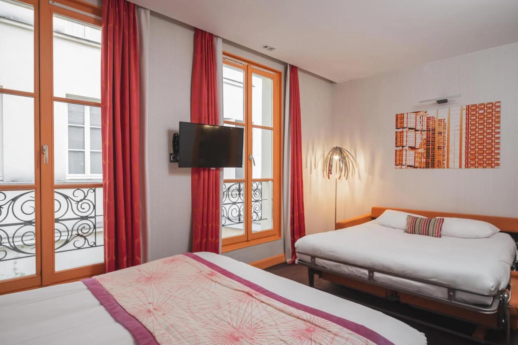 TV and multimedia, Bed in Hotel Le petit Paris