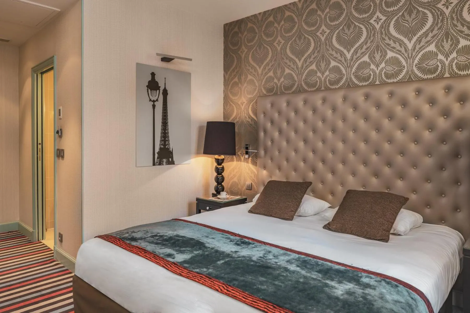 Bed in Hotel Le petit Paris