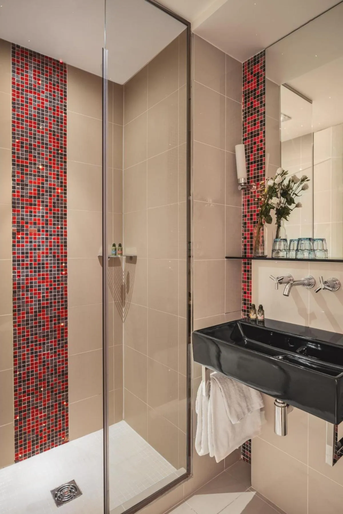 Shower in Hotel Le petit Paris