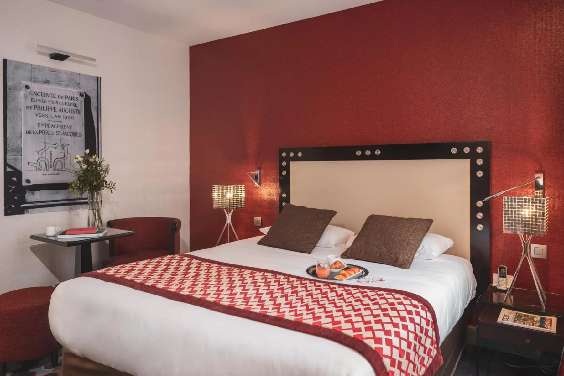 Bed in Hotel Le petit Paris