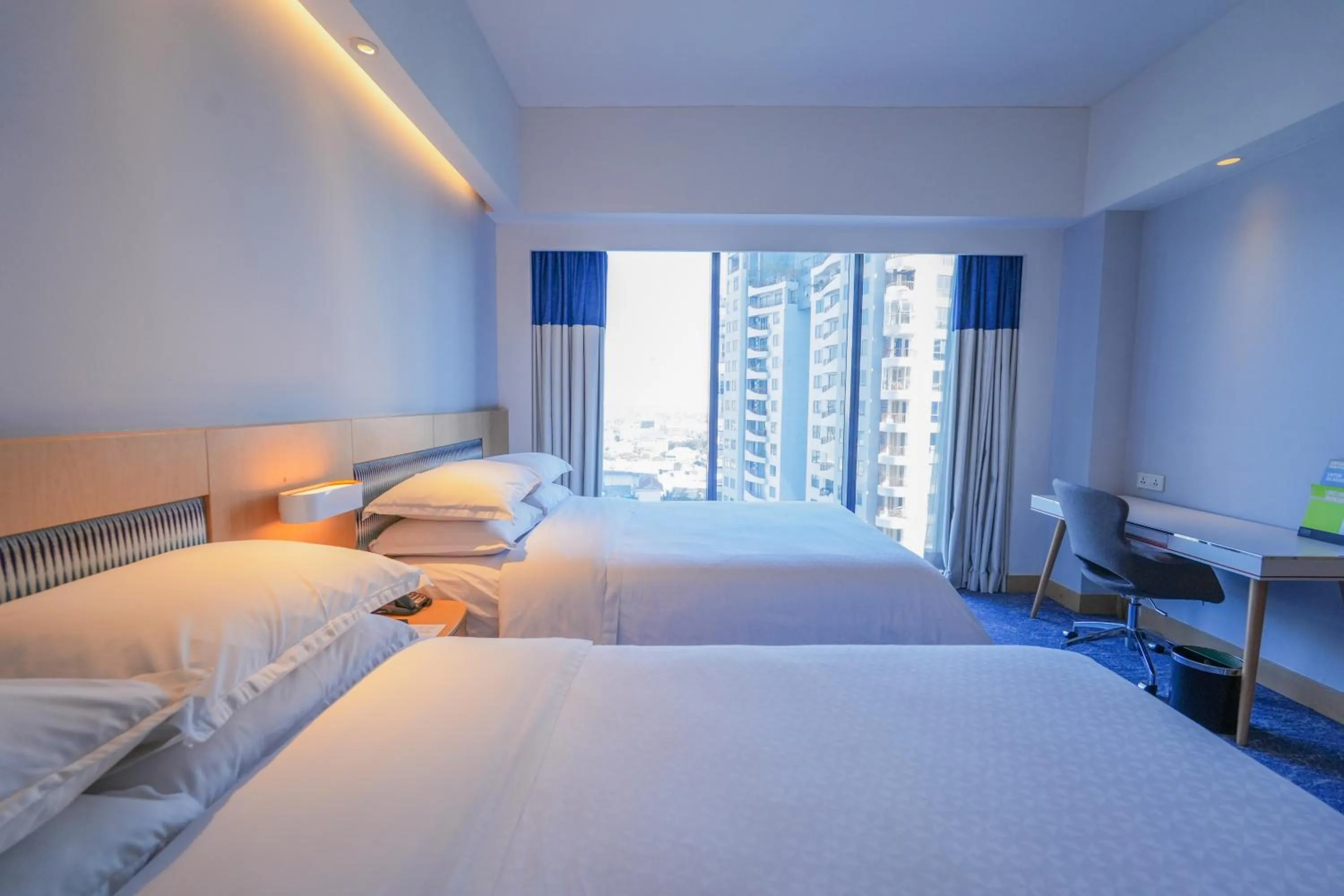 Photo of the whole room, Bed in Four Points by Sheraton Surabaya, Tunjungan Plaza