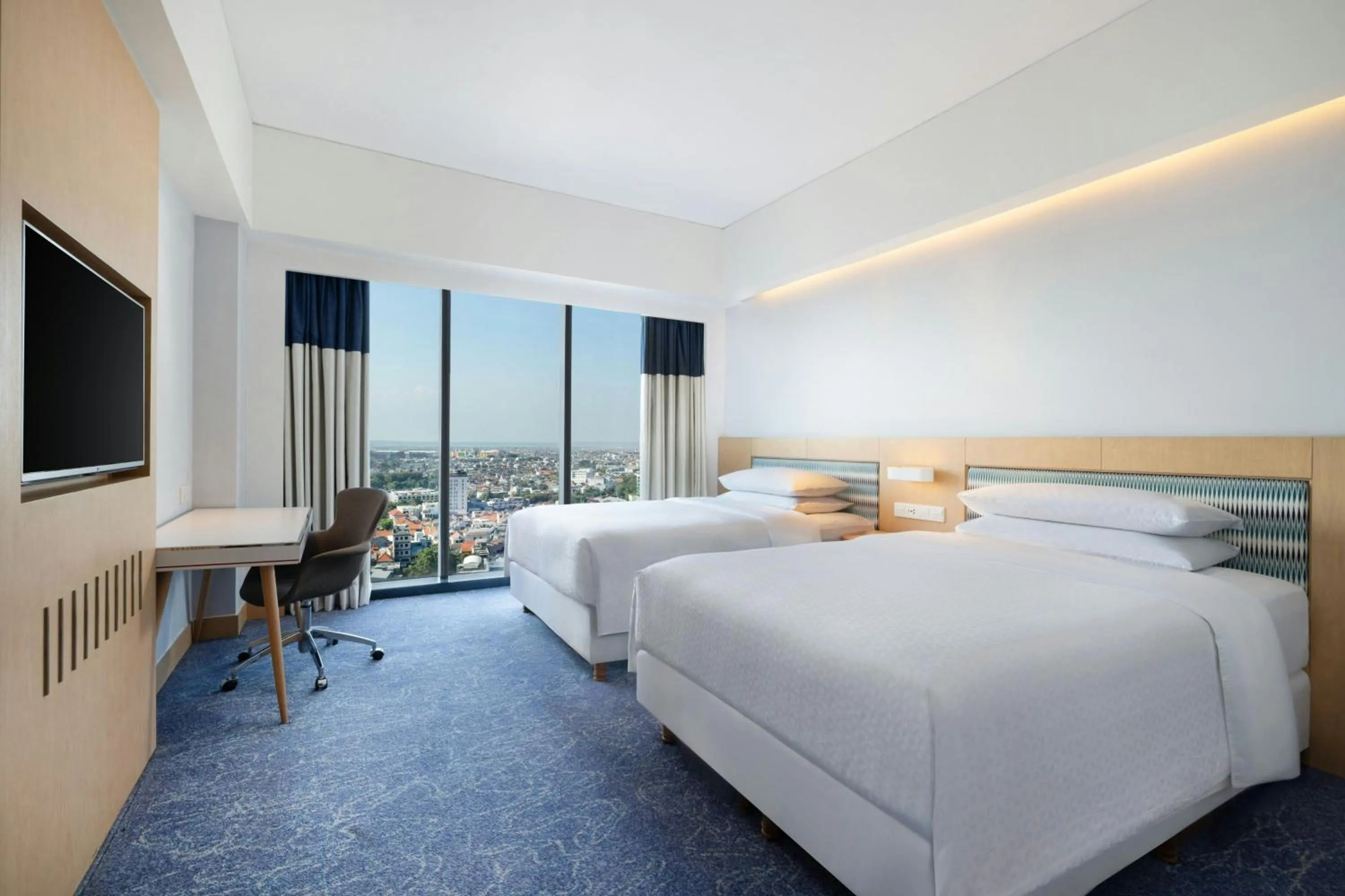 Photo of the whole room, Bed in Four Points by Sheraton Surabaya, Tunjungan Plaza