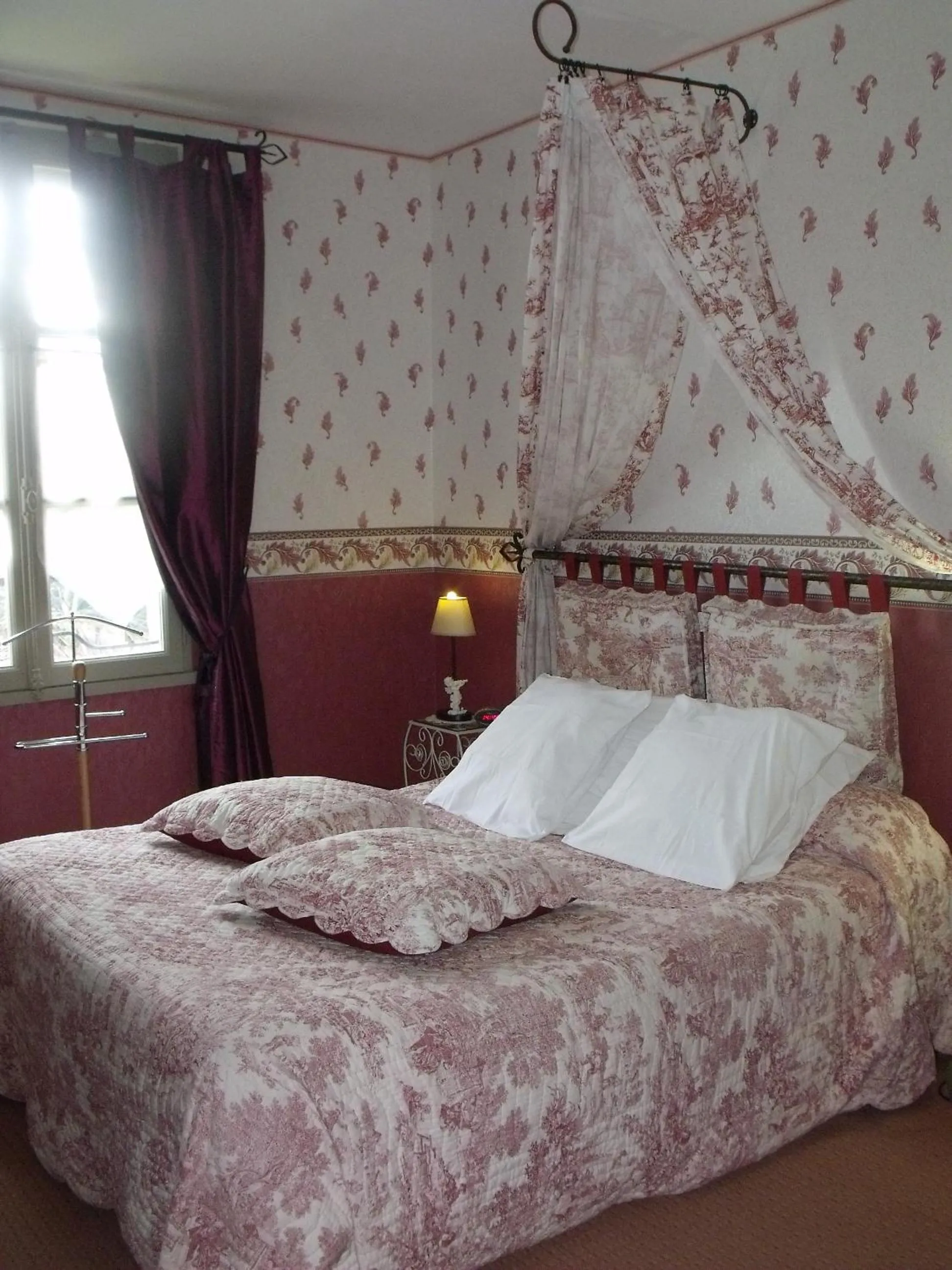 Bed in Relais Saint Louis, Logis