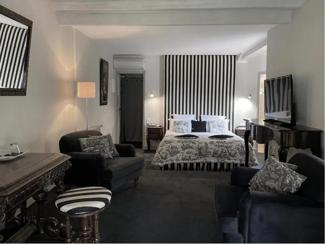 Photo of the whole room, Bed in Le Moulin du Roc