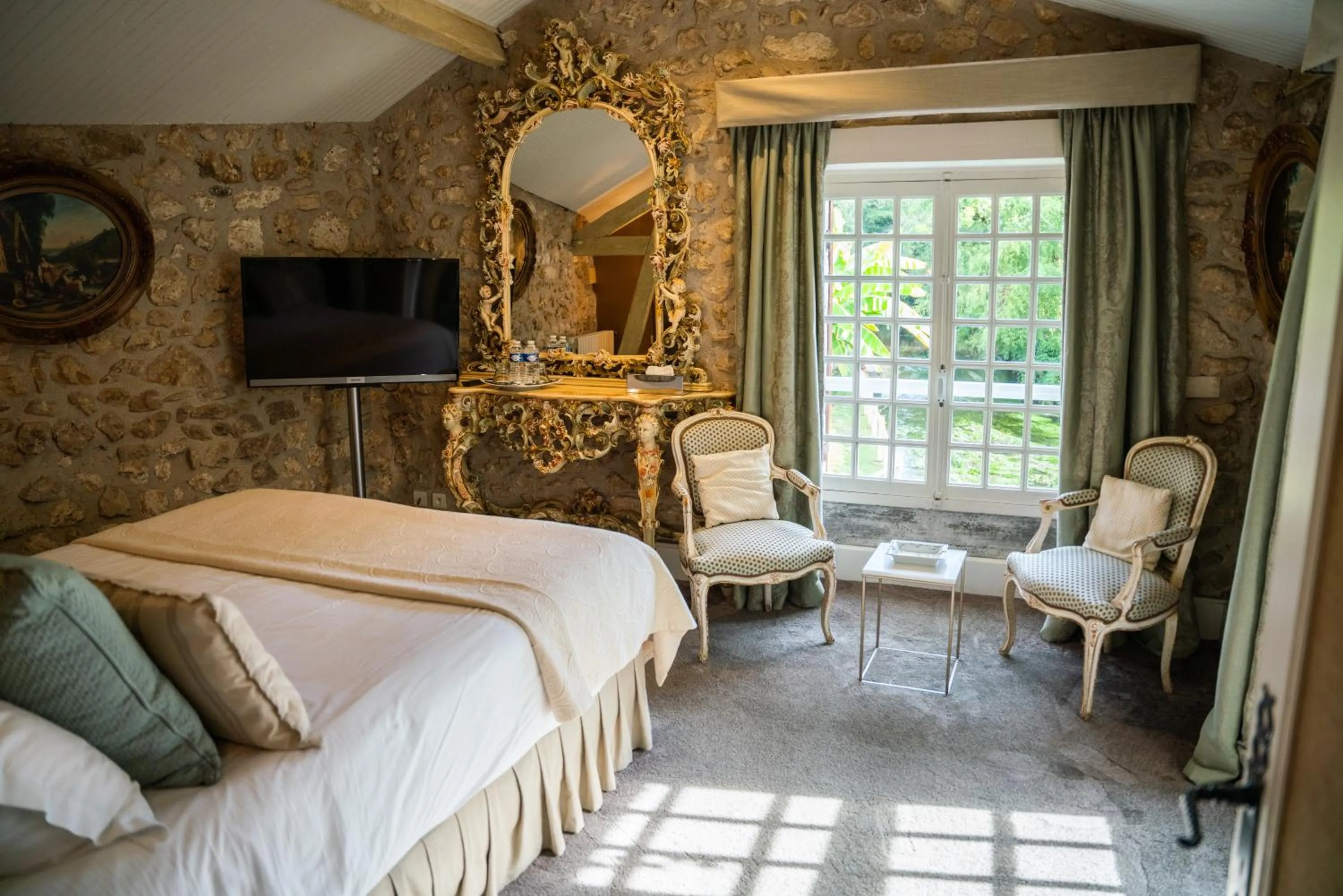 Photo of the whole room, Bed in Le Moulin du Roc