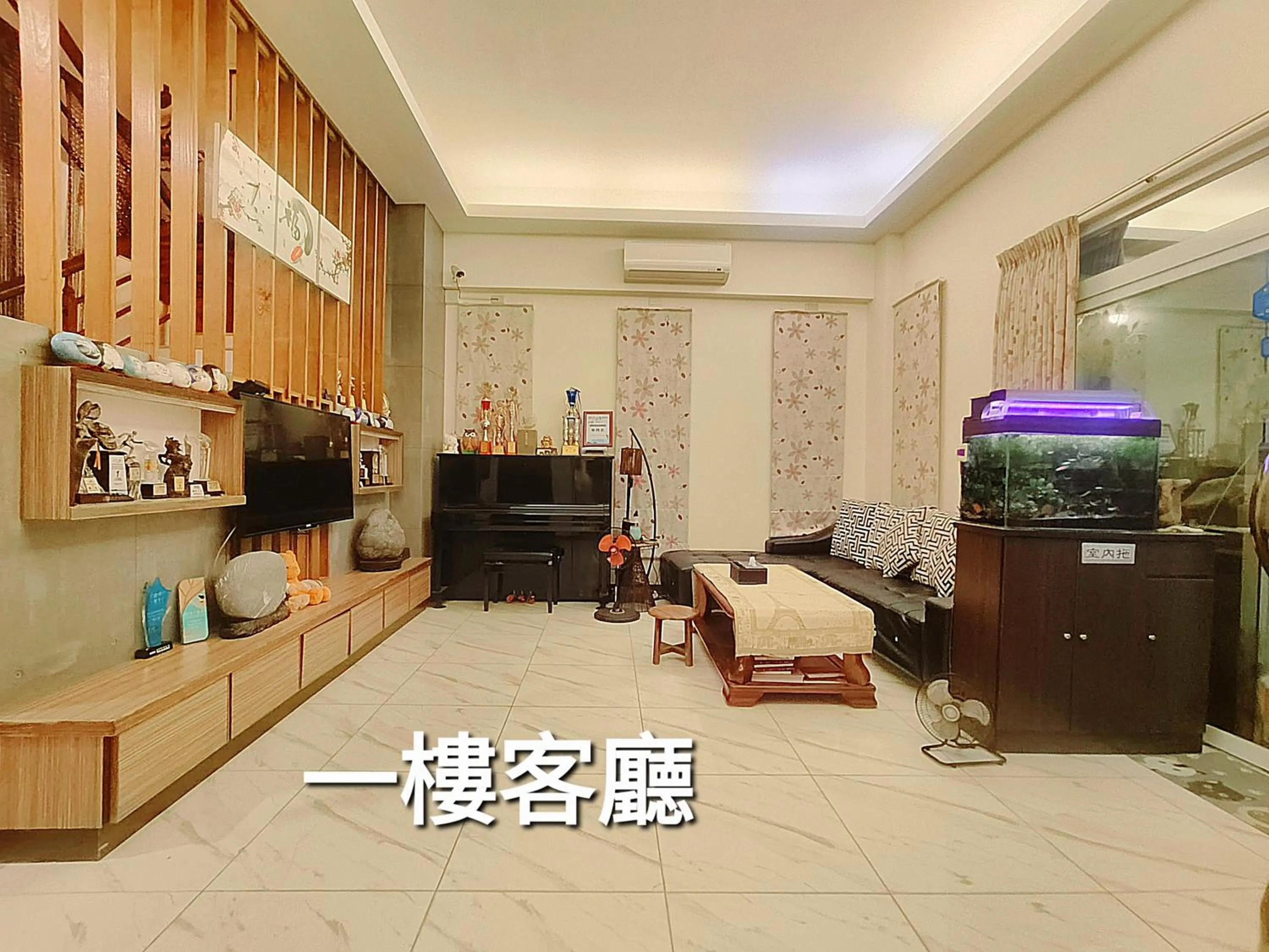 Communal lounge/ TV room in Stone Home Bed and Breakfast