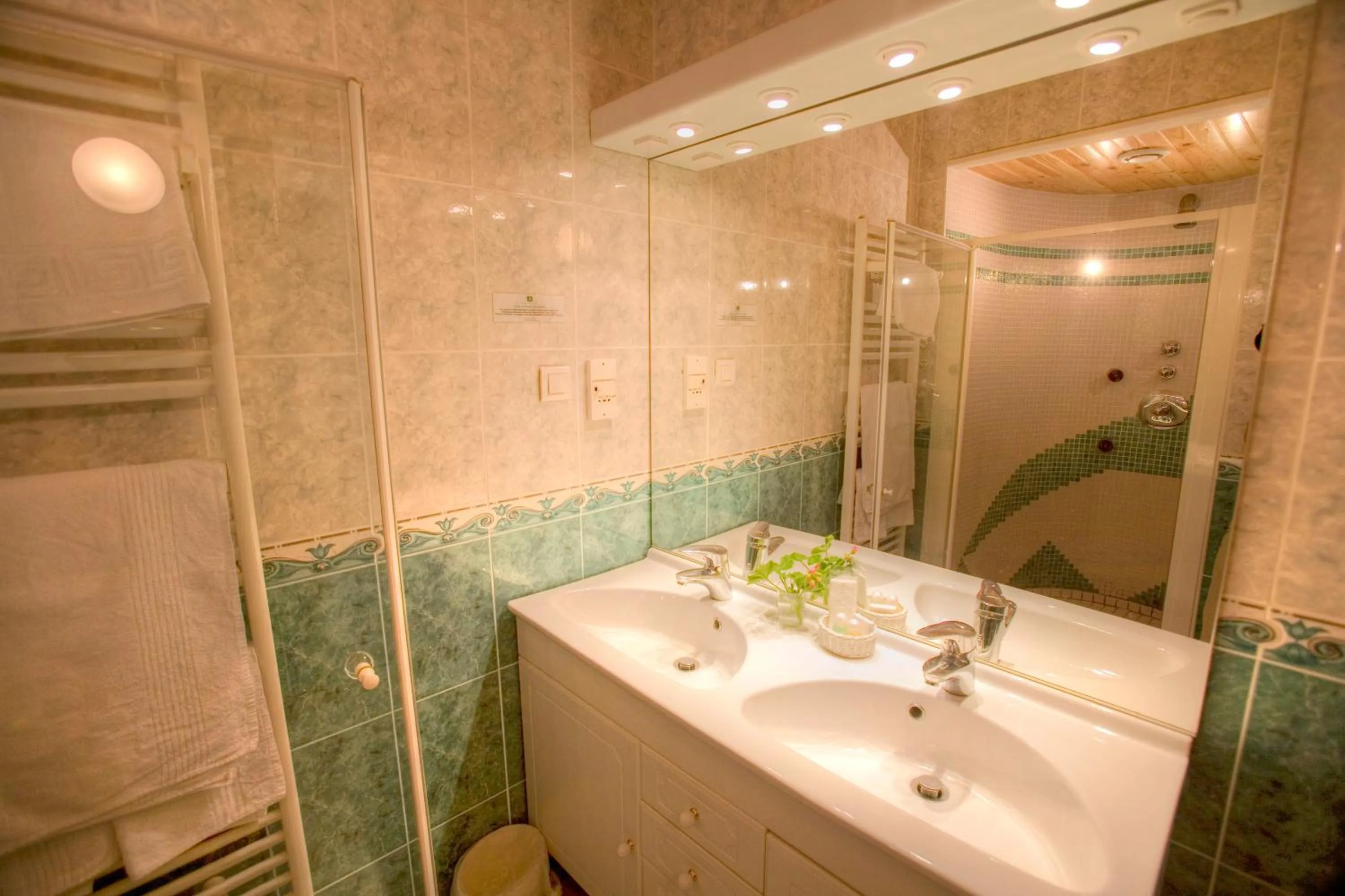 Bathroom in Logis Hôtel Le Central