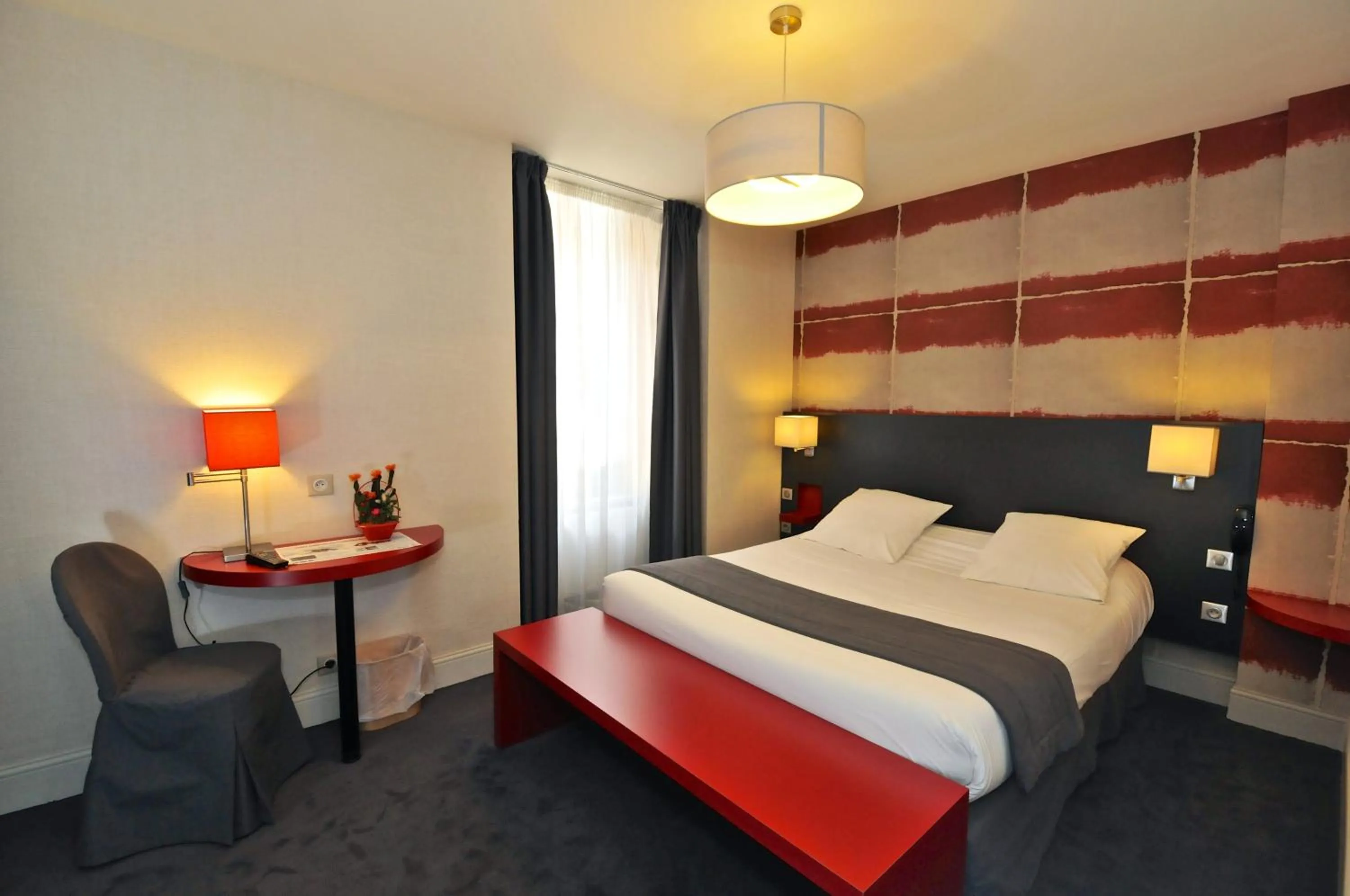 Bed in Logis Hôtel Le Central