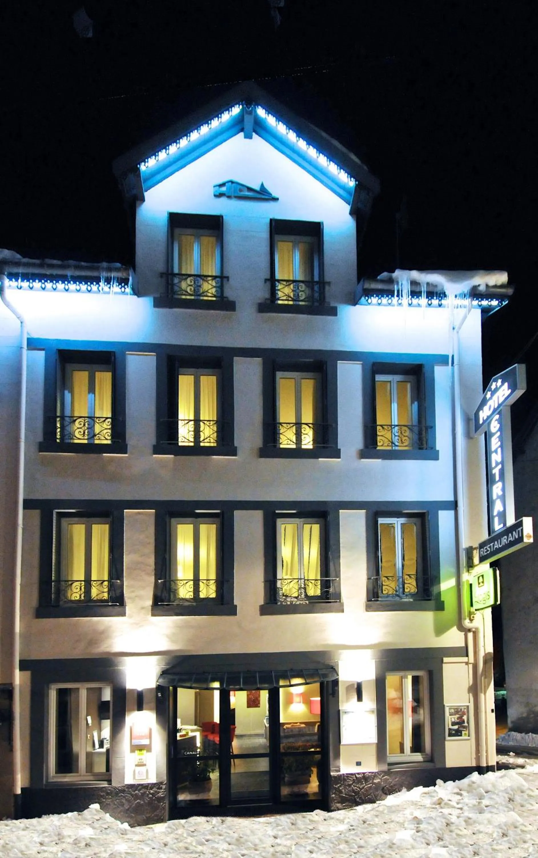 Facade/entrance in Logis Hôtel Le Central