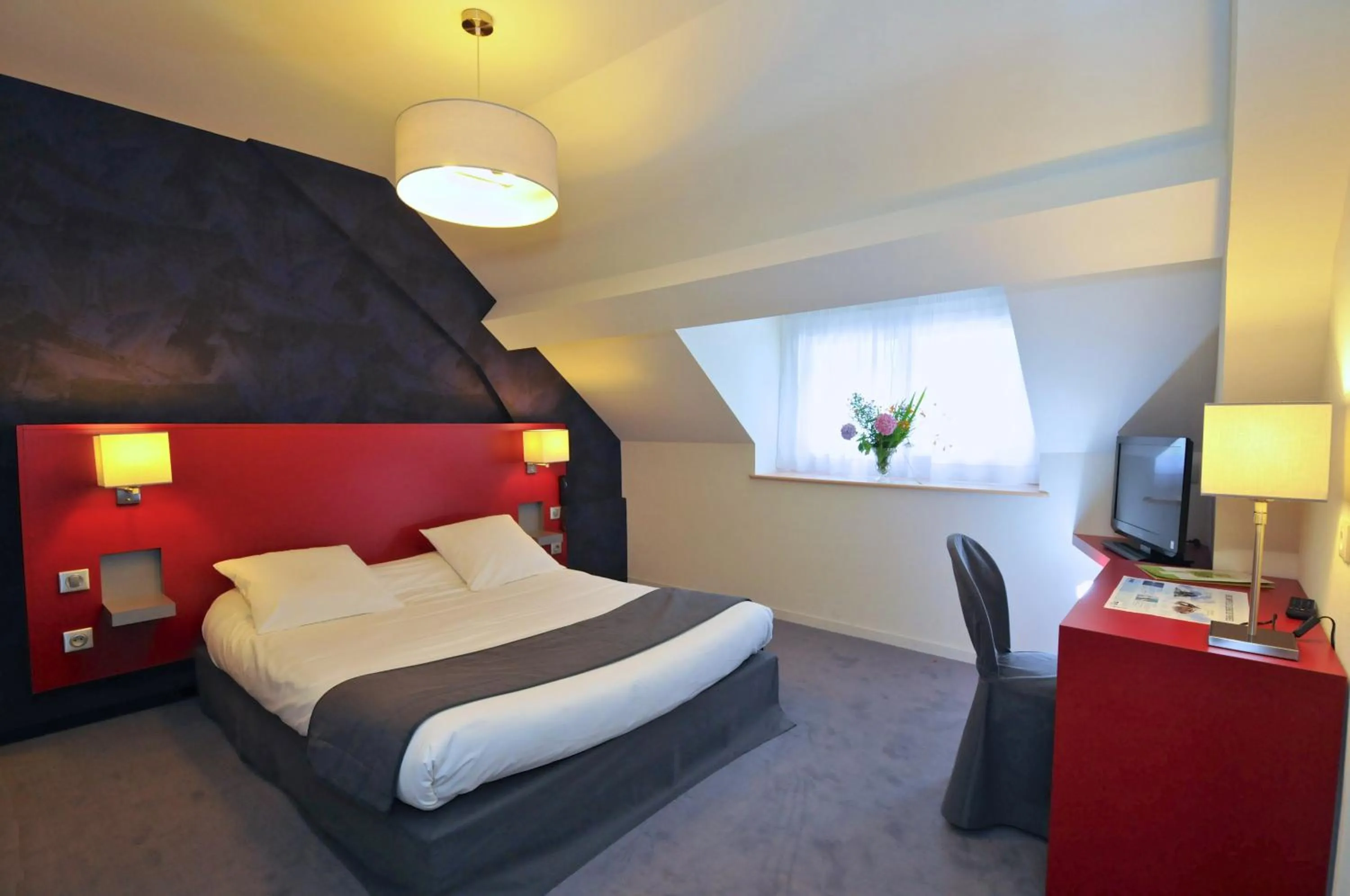 Bed in Logis Hôtel Le Central