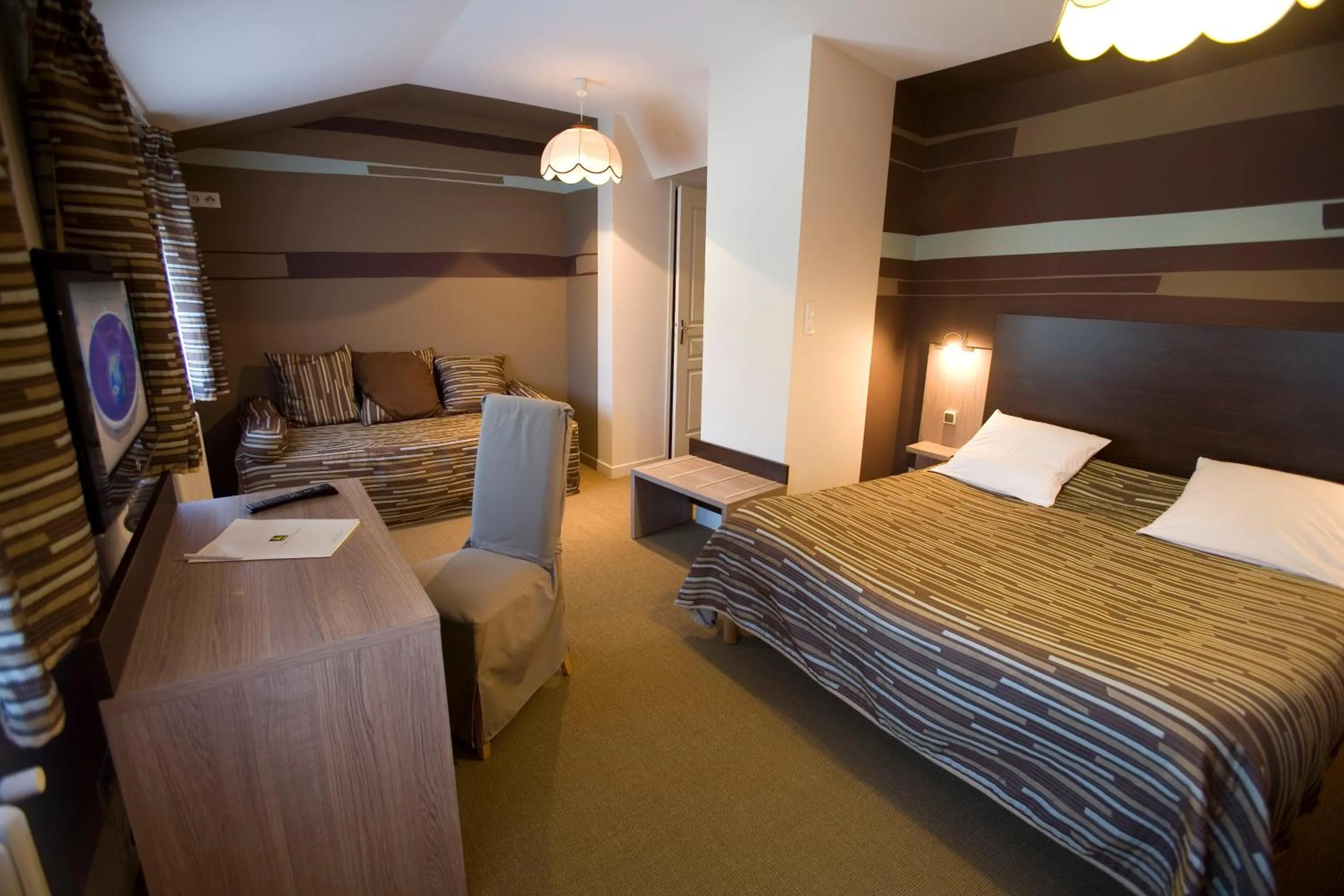 Bed in Logis Hôtel Le Central